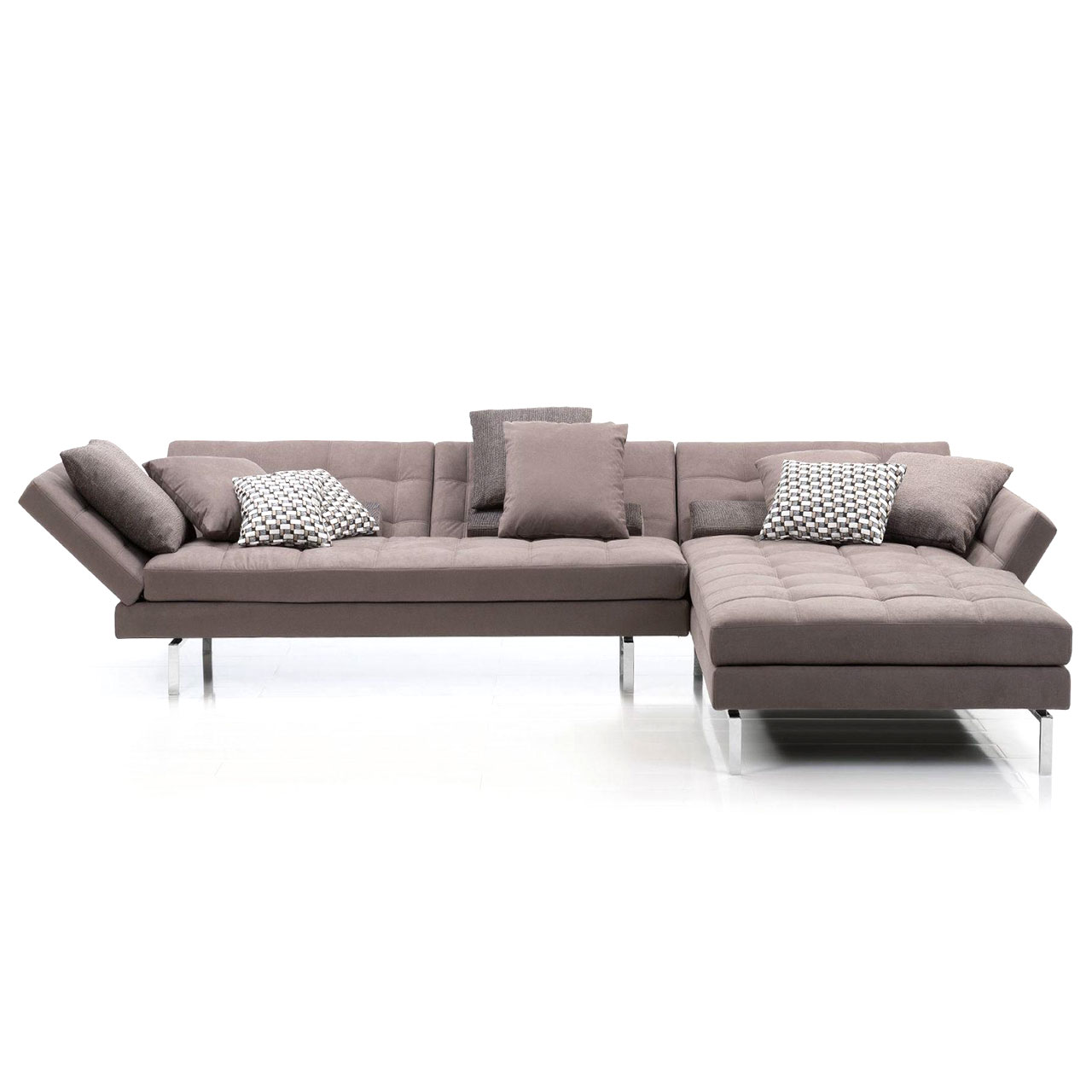 Braune Eckgarnitur mit abgeklappter, schmaler, hohen Armlehne links und breitem Longchair rechts.