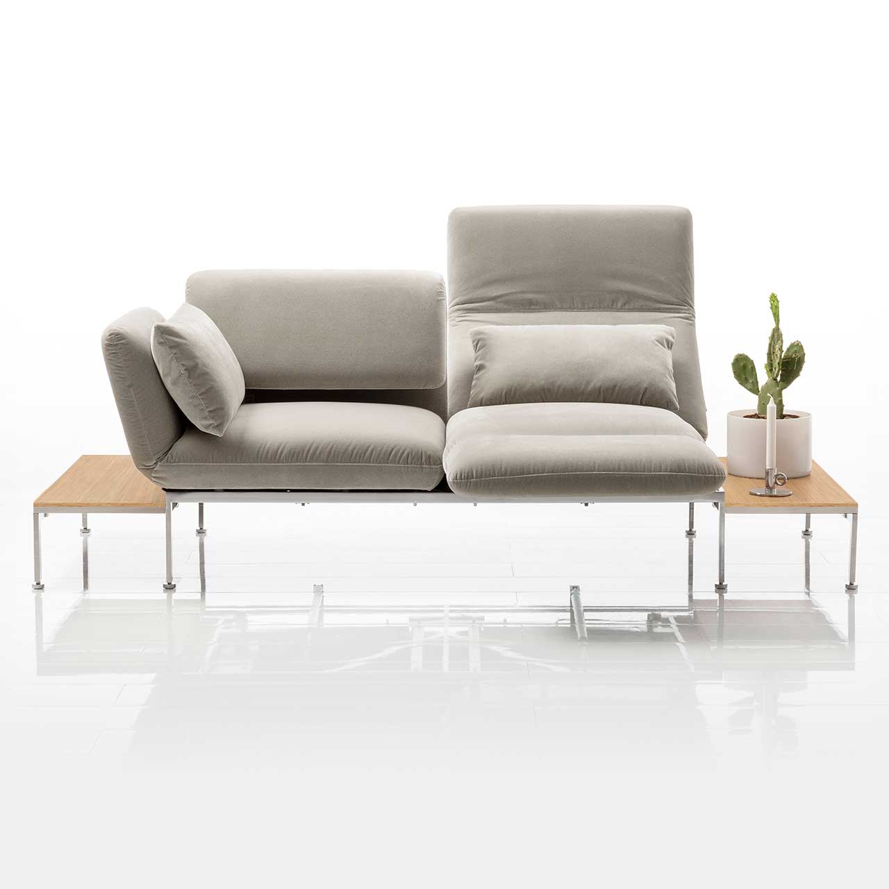 Sofa der Serie roro mit Andocktisch rechts und links in Eiche hell.