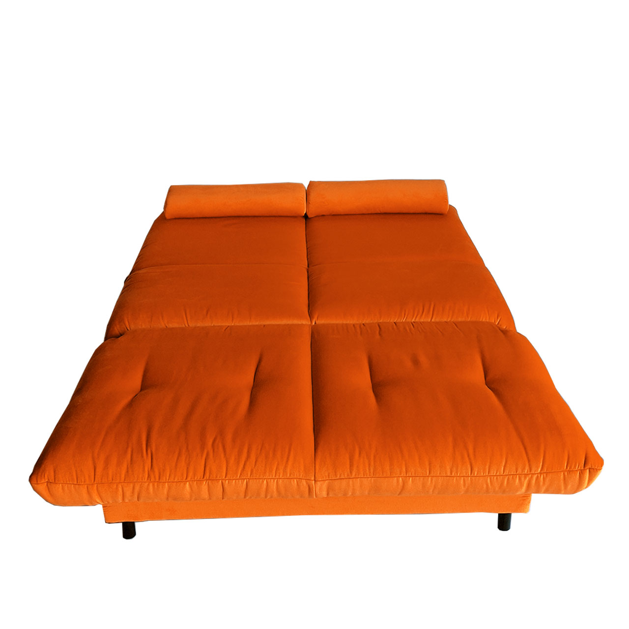 Schlafsofa in orangenem Velourstoff mit zwei schmalen Kissen zur Liegefläche ausgezogen.