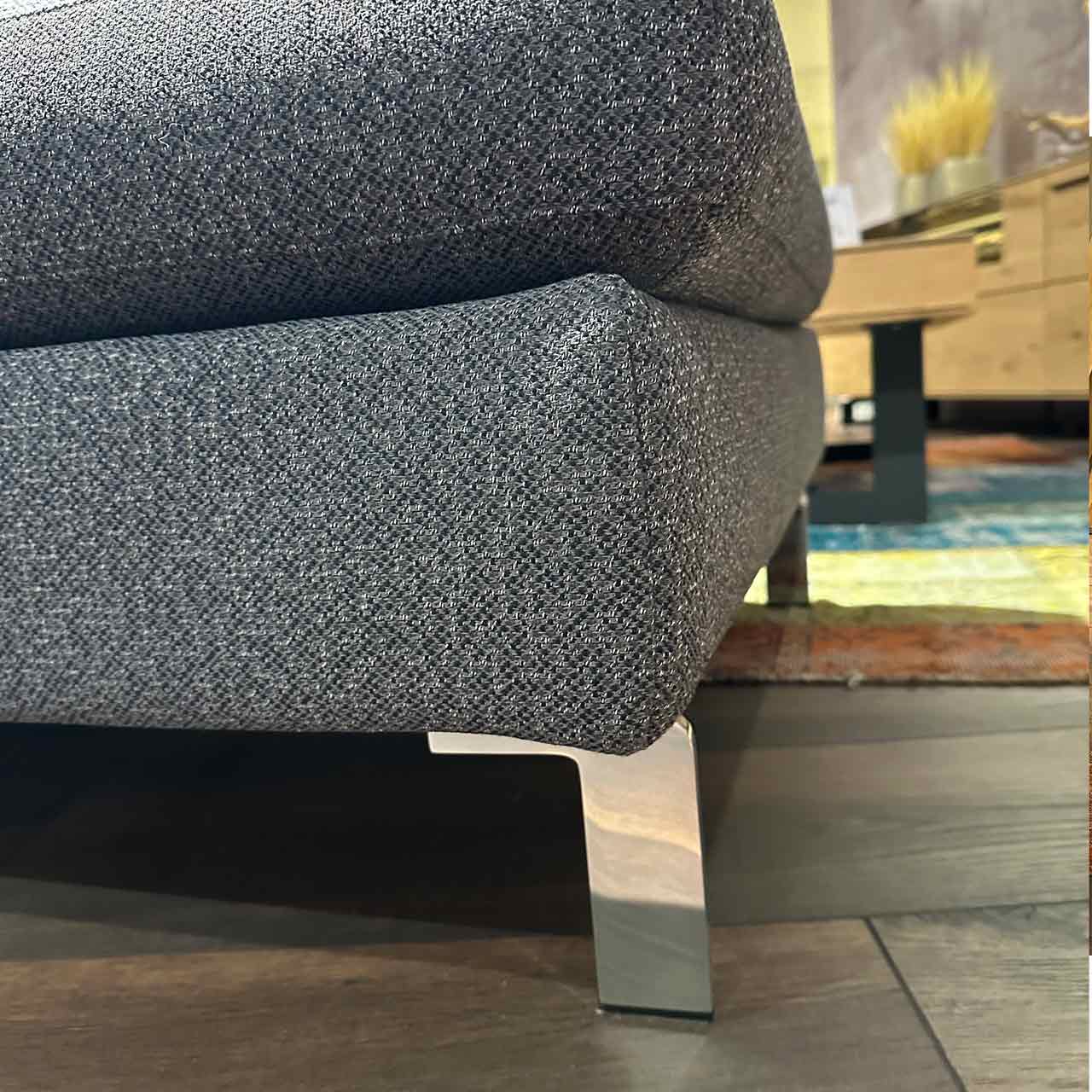 Detailaufnahme der Chrom glänzenden Füße