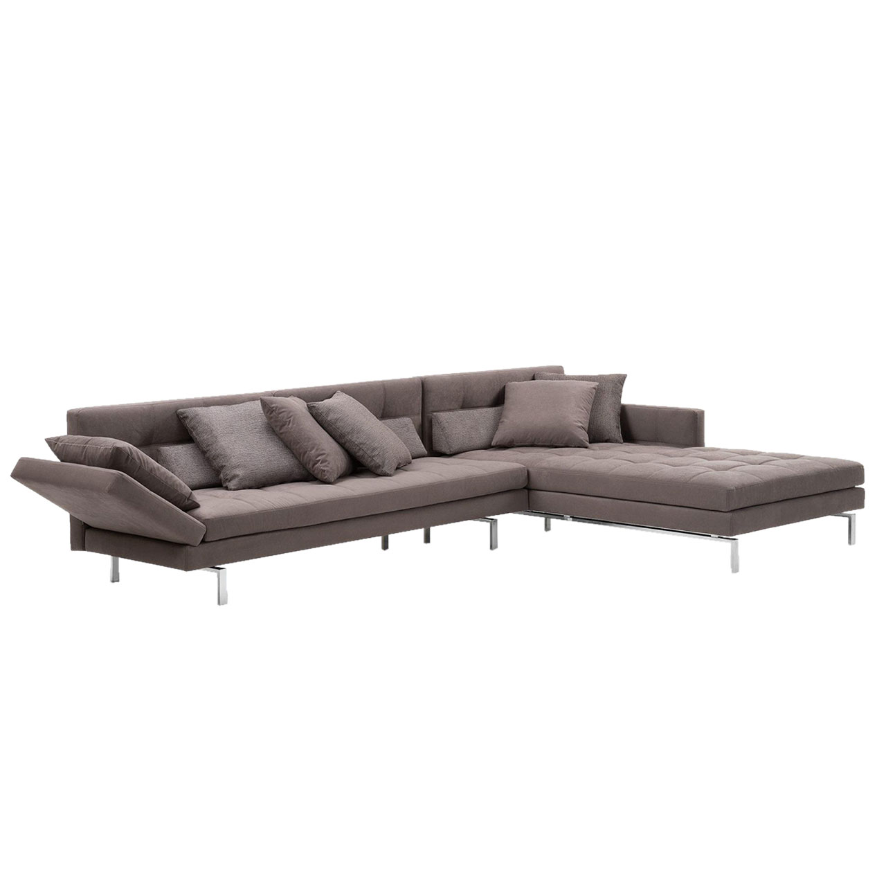 Braune Eckgarnitur mit abgeklappter, schmaler, hohen Armlehne links und breitem Longchair rechts.