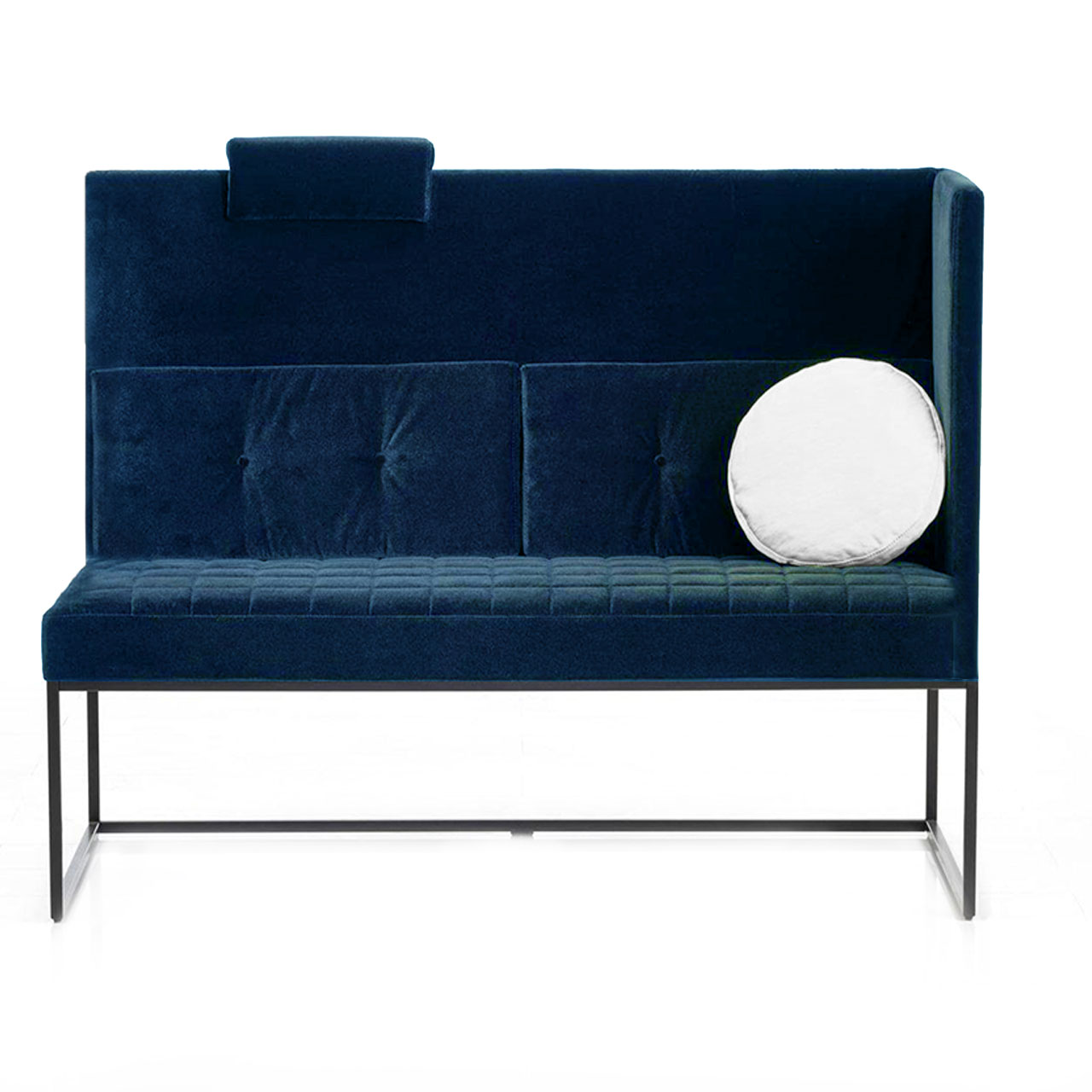 Blaue Polsterbank mit hoch geschlossener rechten Seite und hoher Rückenlehne. Der Sitz und die Rückenkissen sind mit einer Karosteppung versehen.