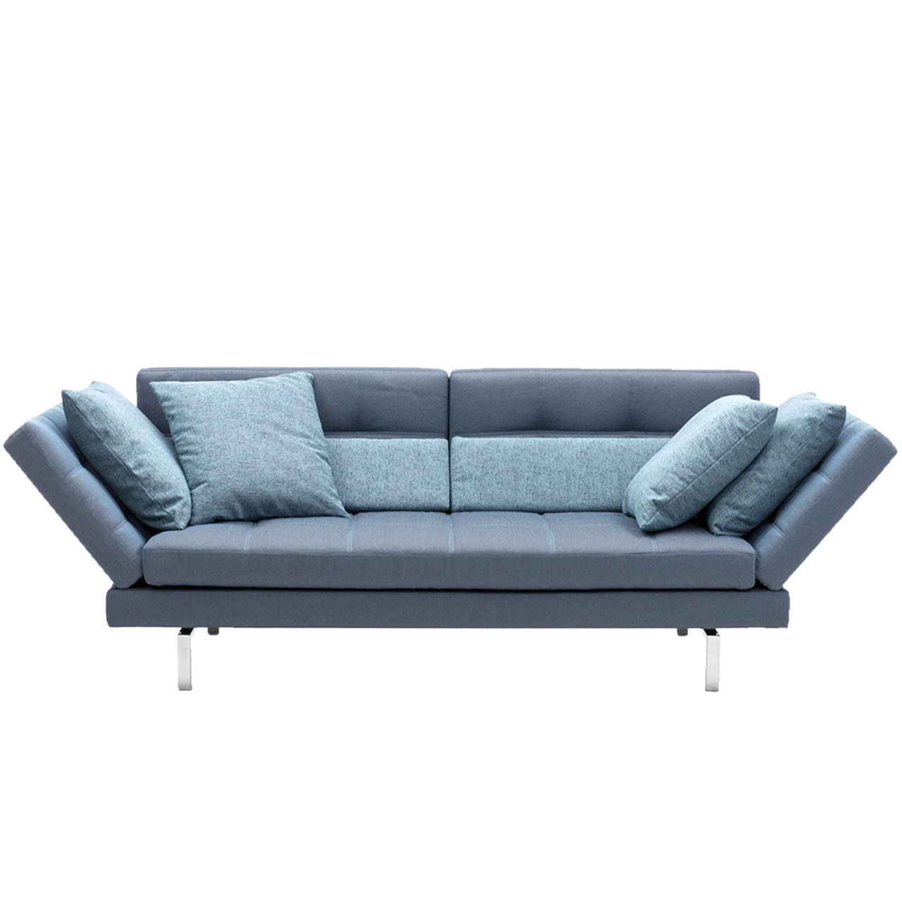 Hellblaues Sofa mit schmalen, hohen Armlehnen.