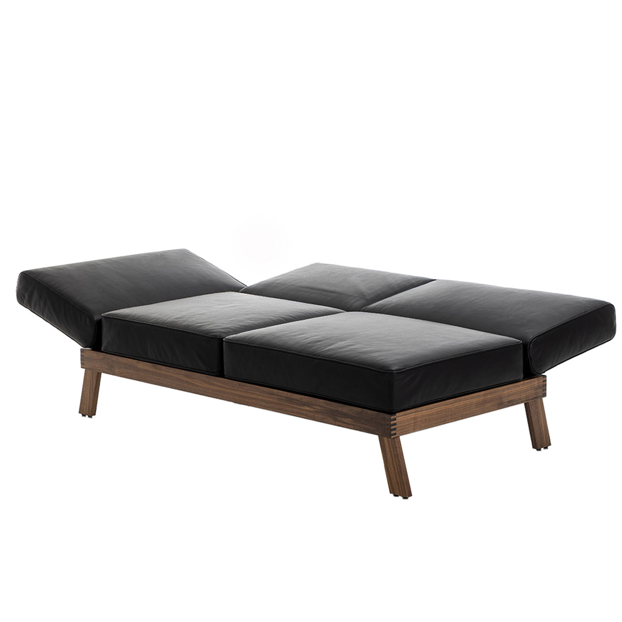 Openend der Serie brühl lofoten Lounge in schwarzem Leder. Das Untergestell ist in Eiche dunkel. Armlehne und die Rückenlehnen sind vollständig waagrecht abgesenkt.