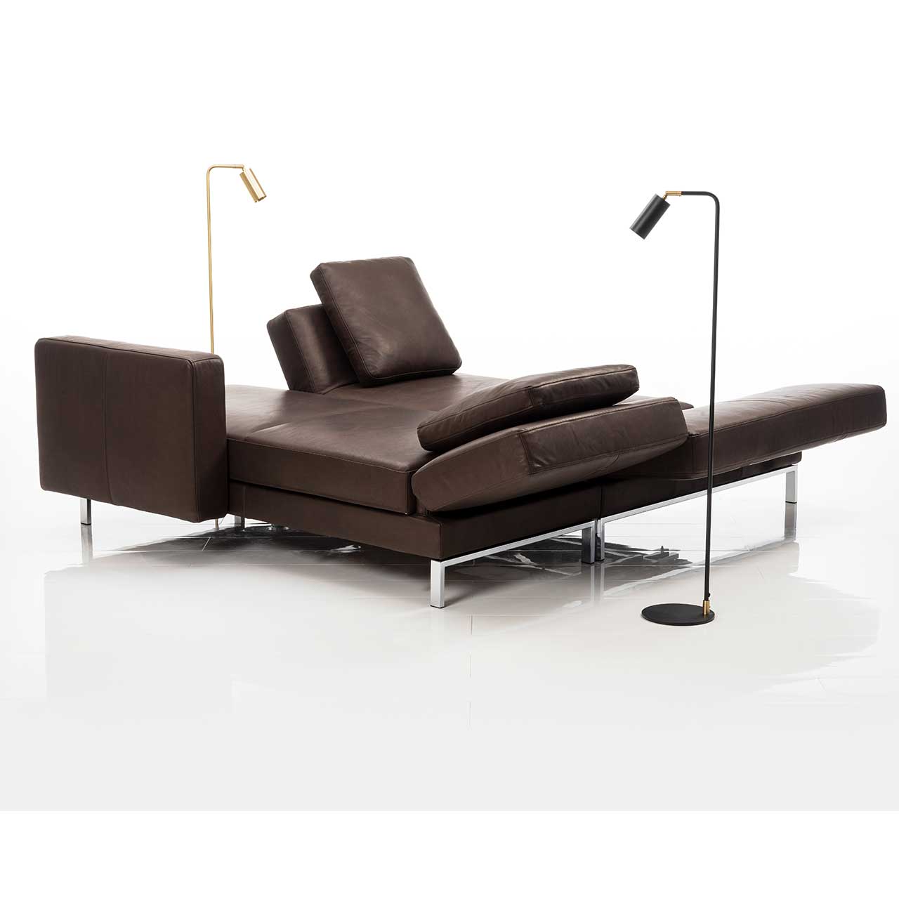 Eckgarnitur in braunem Leder. Der Longchair wurde umgeschwenkt um eine Liegefläche zu schaffen.