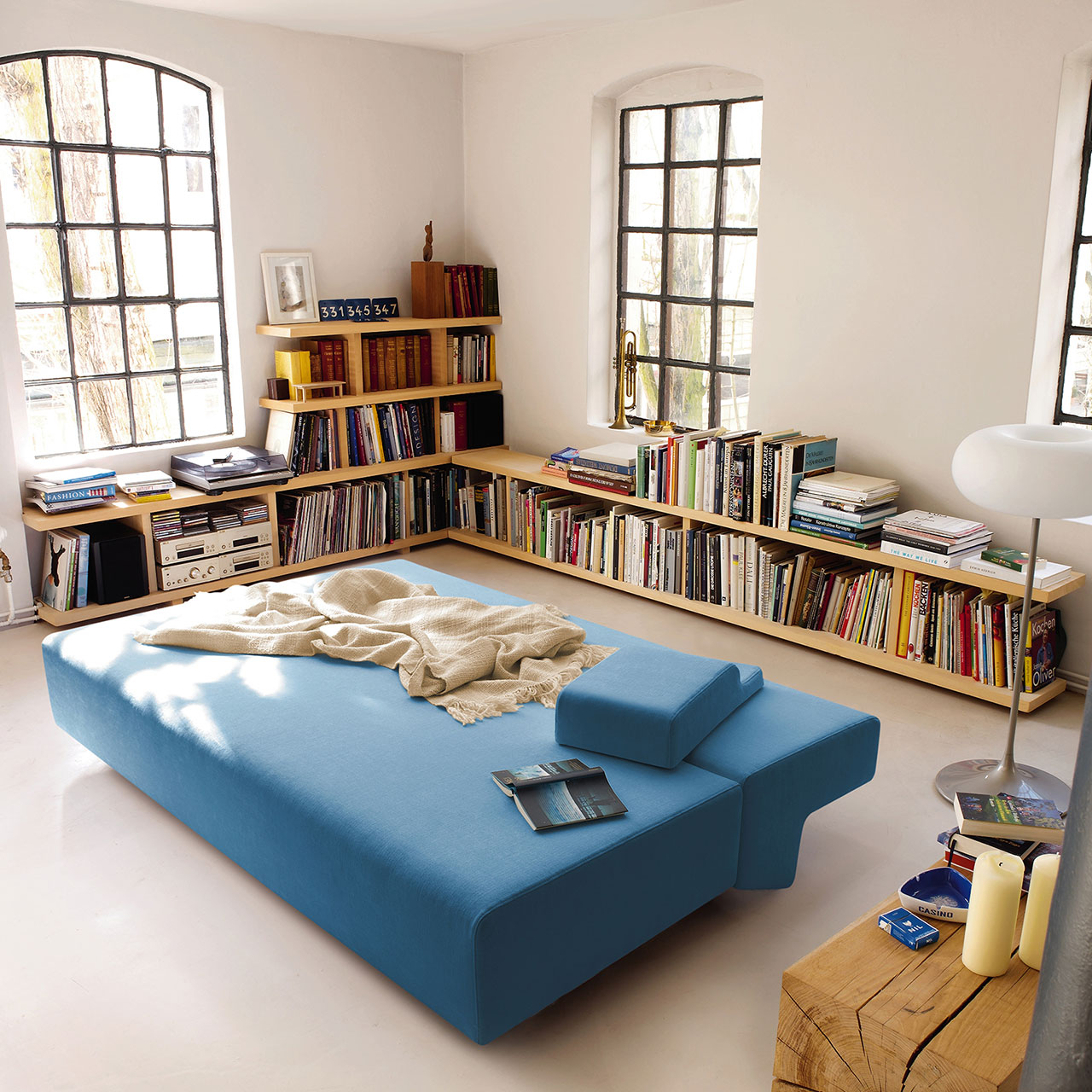 Gleiches Sofa zum Bett aufgeklappt