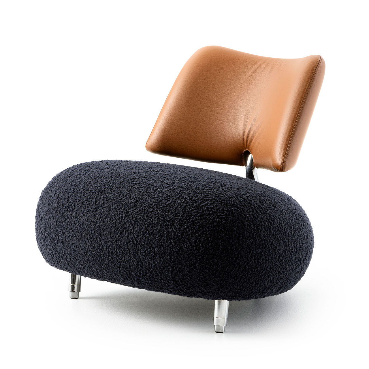 Organisch geformter Sessel mit Sitz aus flauschigem dunkelblauen Stoff und Lehne aus braunem Leder.