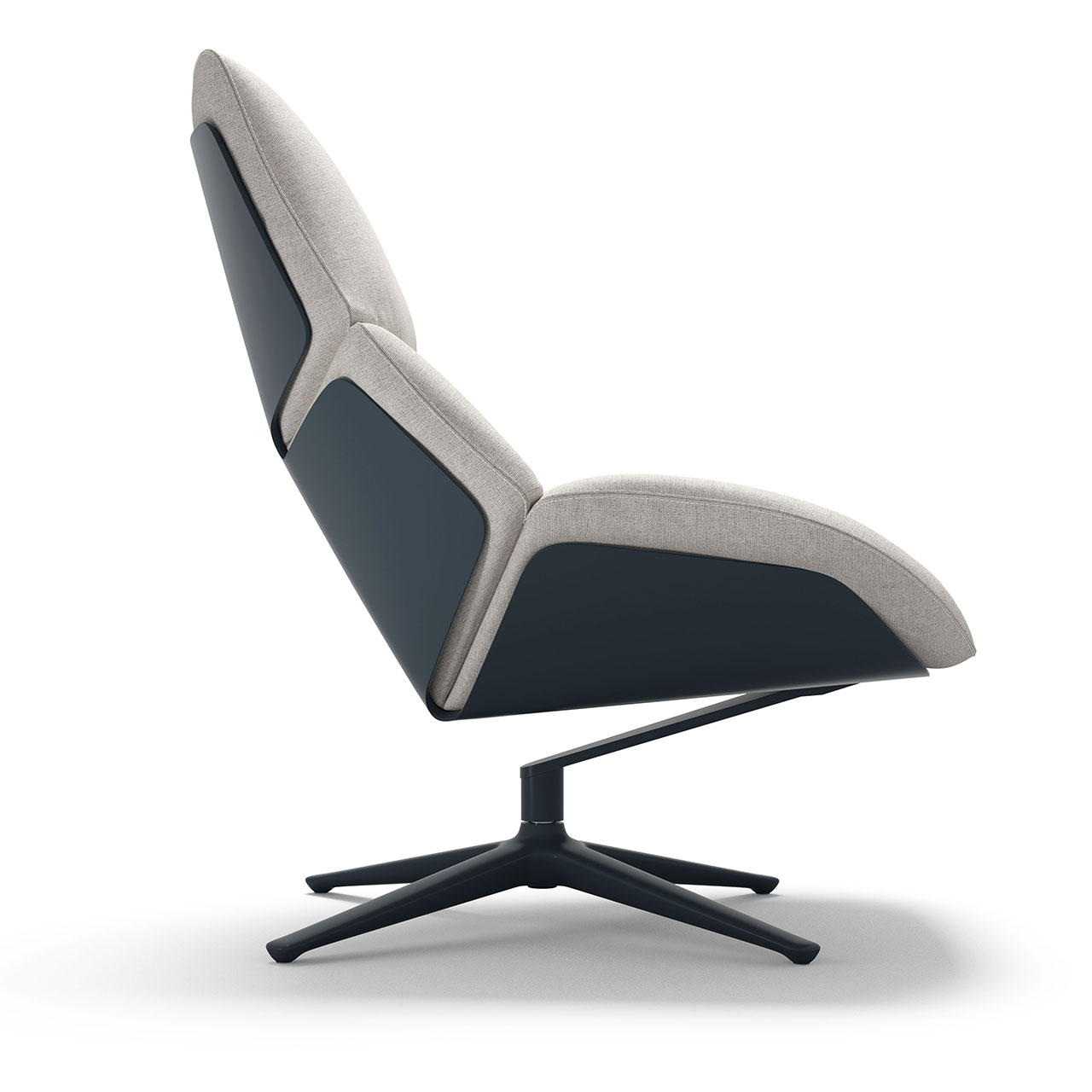 Seitliche Aufnahme des Sessels zeigt zwei Shrimp-artige Einkerbungen in der dunklen Schale, auf der ein helles Polster liegt.