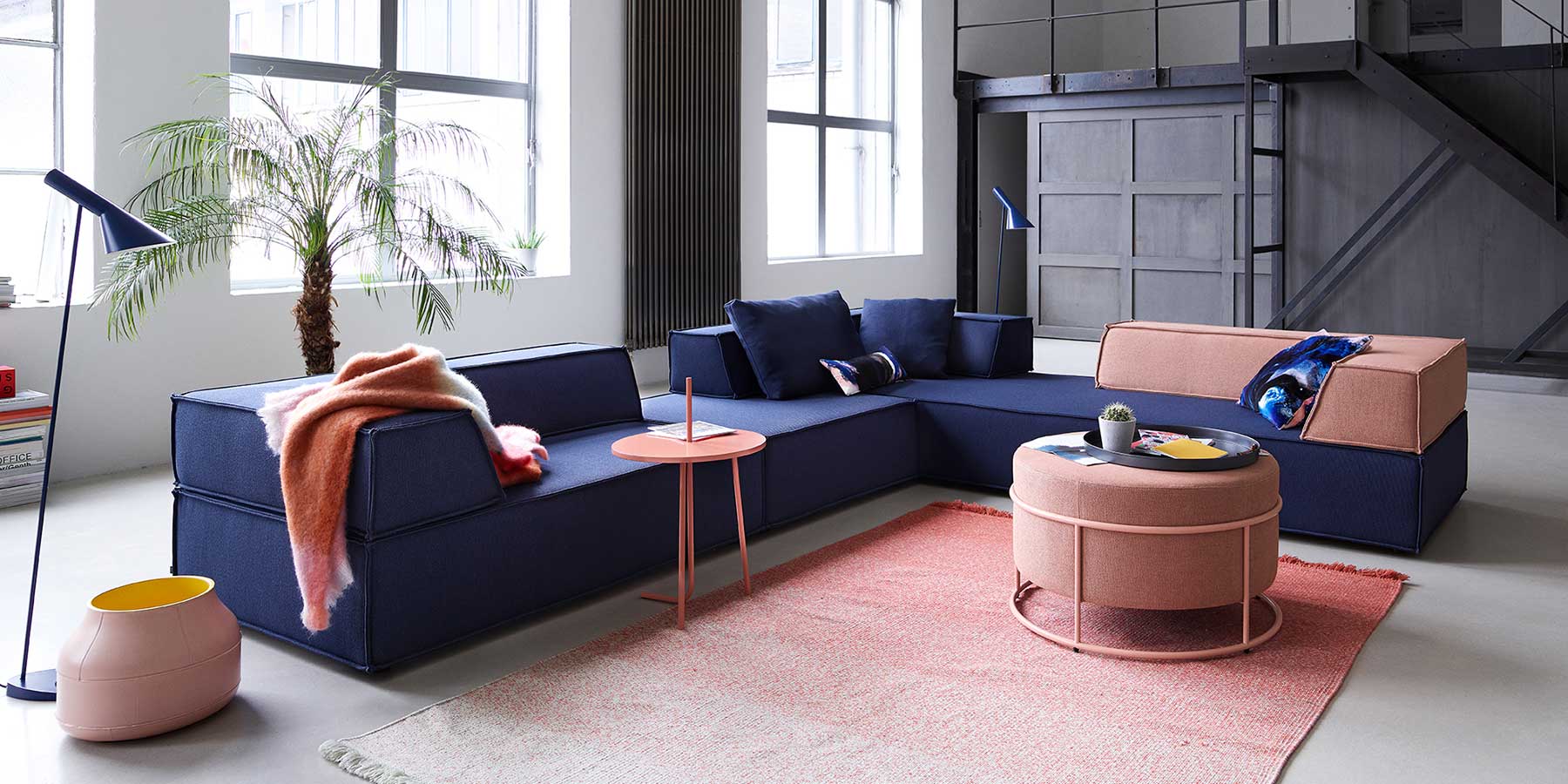 COR Zusammenstellung aus Sitzelementen, Rückenlehnen und Ecklehnen in blauem und rosa Stoff kombiniert.