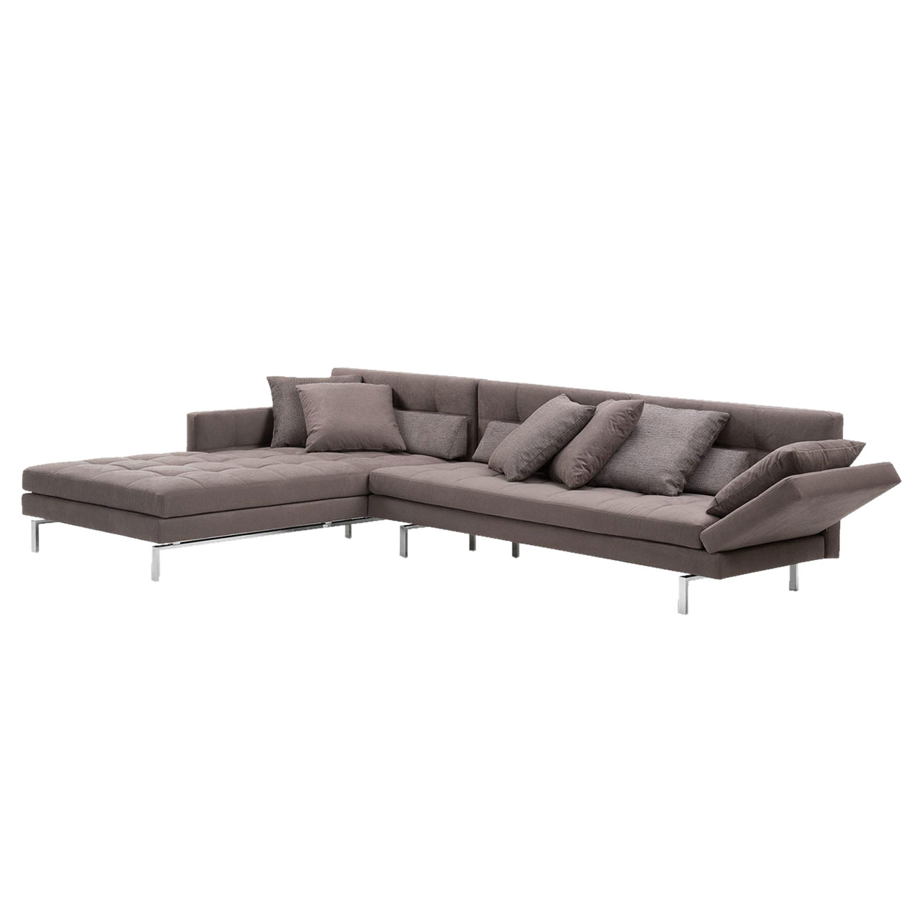 Braune Eckgarnitur mit abgeklappter, schmaler, hohen Armlehne rechts und breitem Longchair links.