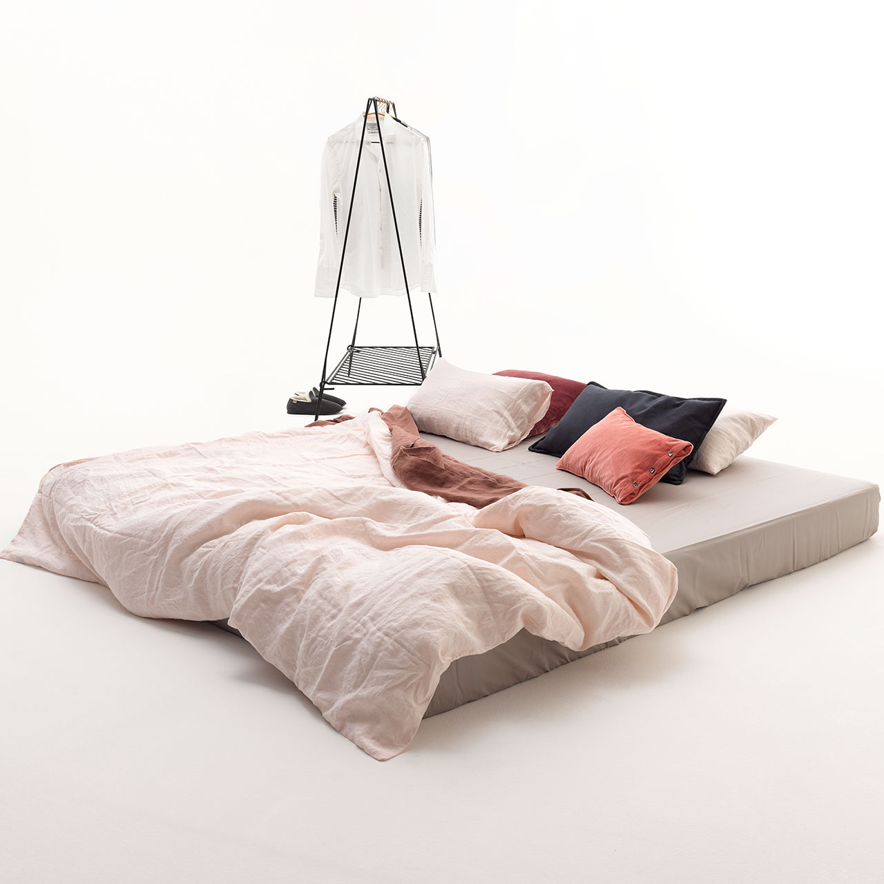 Milieuaufnahme des Schlafsofas mit Laken und Kissen