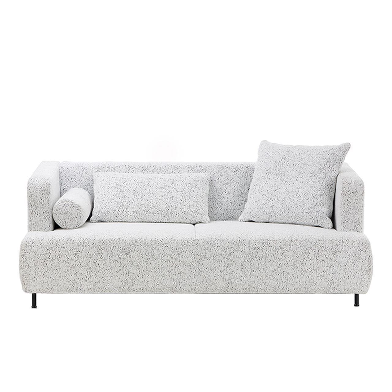 Sofa in weißem Stoff. Auf dem Sofa liegen eine Rolle, eine rechtseckiges und ein quadratisches Kissen im gleichen Stoff. Die Füße des Sofas sind in Metall schwarz.
