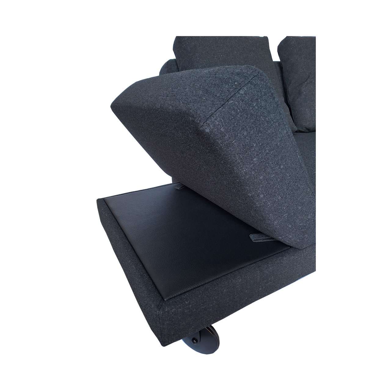 Detailsicht Multifunktionssofa four-two : Die Armlehne links ist halb aufgestellt. Darunter ist eine lederbezogene Ablagefläche zu erkennen.