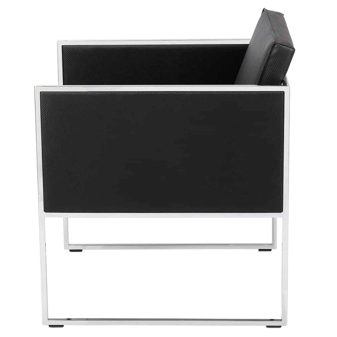 Filigraner Sessel mit chrom glänzendem Untergestell und mit schwarzem Leder bezogen. Die Seiten sind geschlossen. 