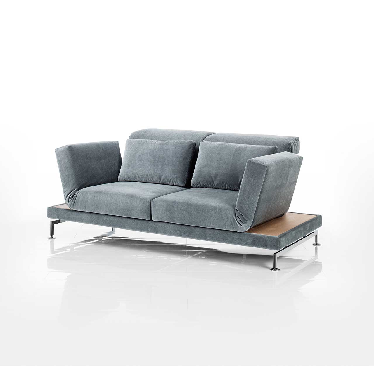 Sofa in grauem Stoff. Rechts und links neben den Armlehnen befinden sich schmale Ablageflächen in hellem Holz.