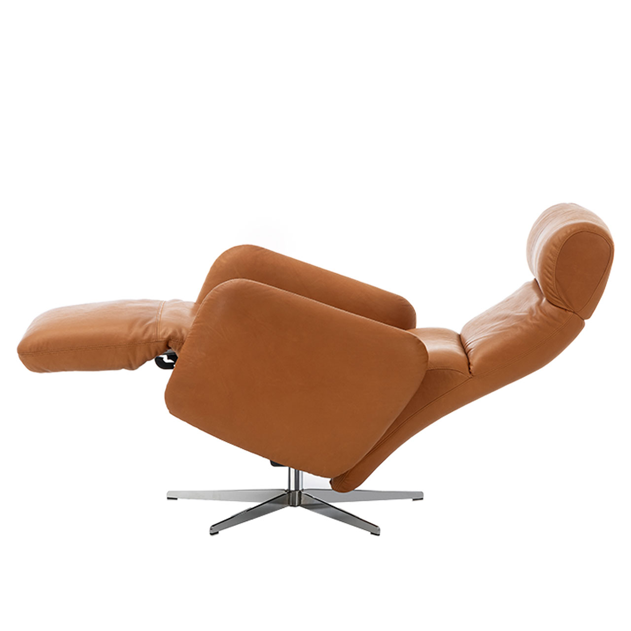 Relaxsessel in braunem Leder zur Relaxposition abgesenkt.