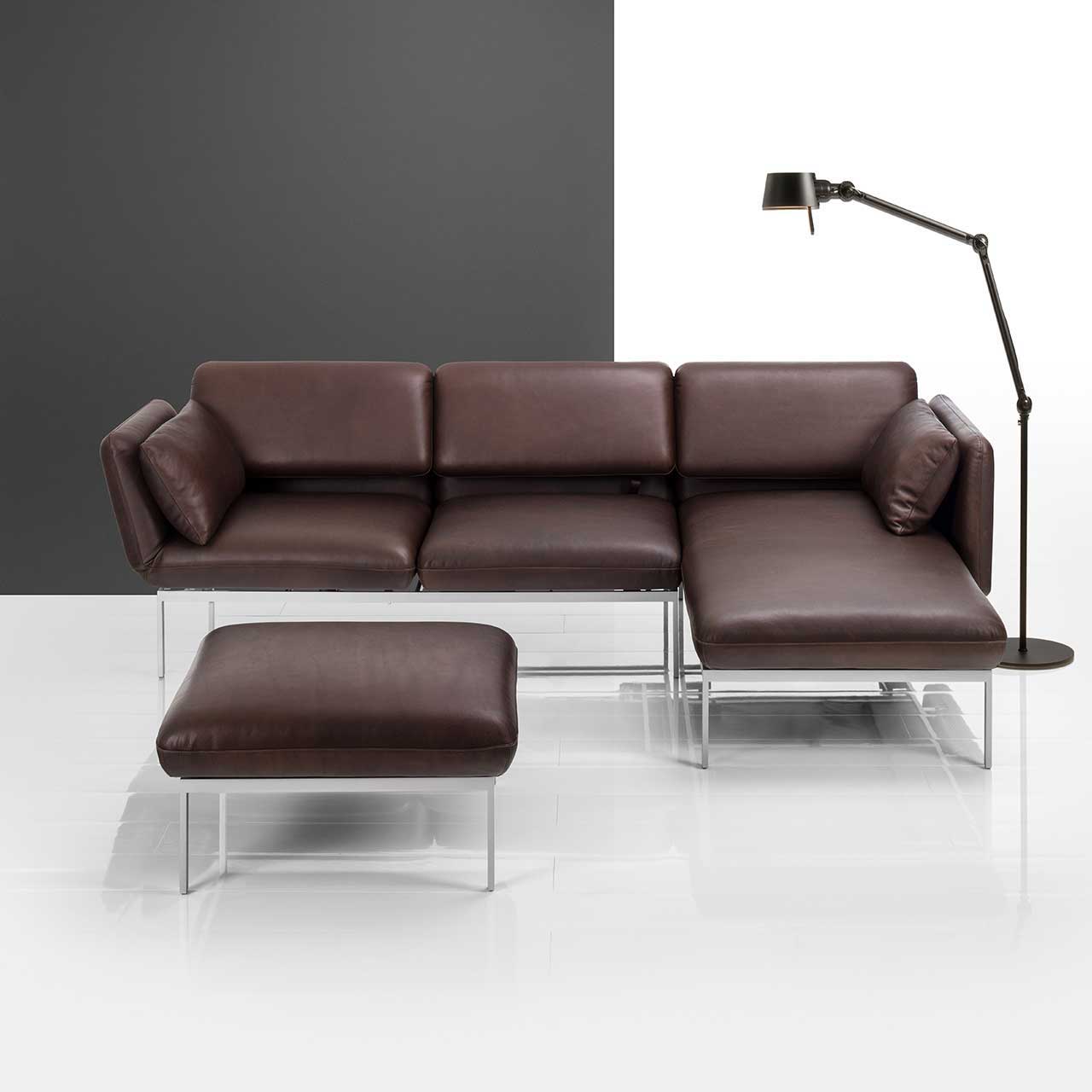 Eckgarnitur der Serie roro small classic mit Longchair rechts und Anstellsofa links in braunem Leder.