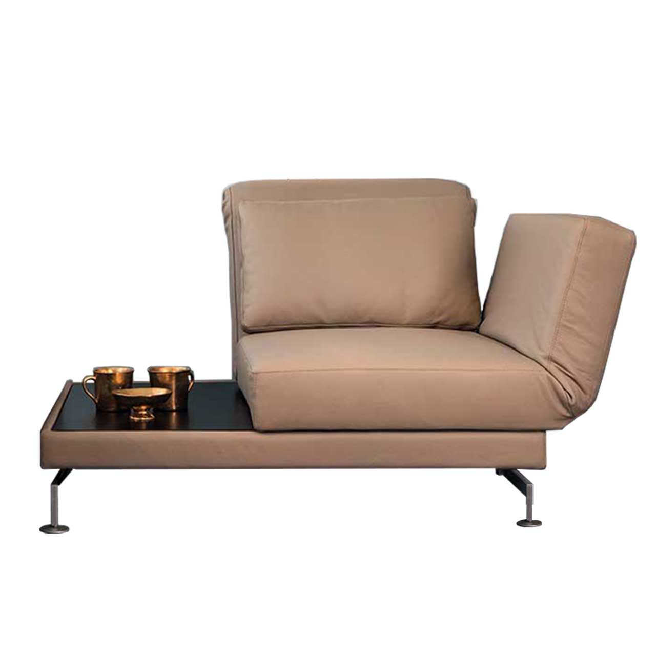 Drehsessel in hellbraunem Leder mit Armlehne rechts und Ablagefläche aus dunklem Holz links.