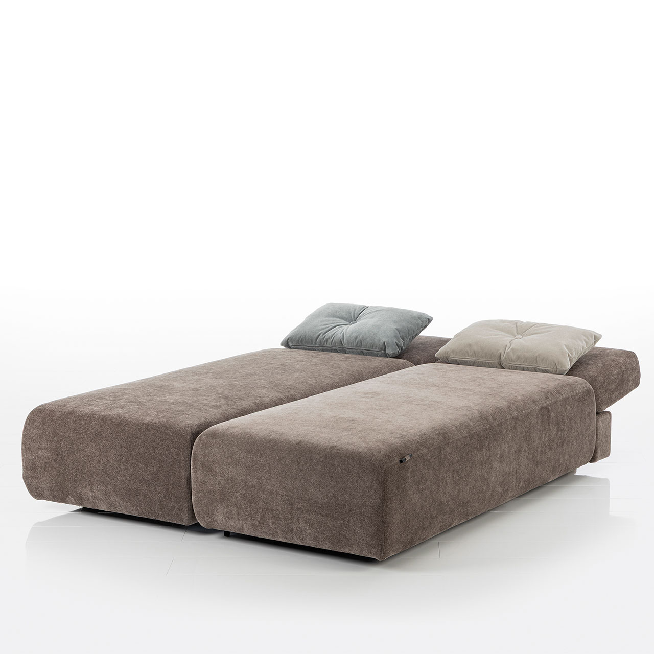 Bodennahes braunes Eckofa mit Drehsofa links und Longchair rechts. Das Drehsofa ist zum Longchair vorgeschwenkt.