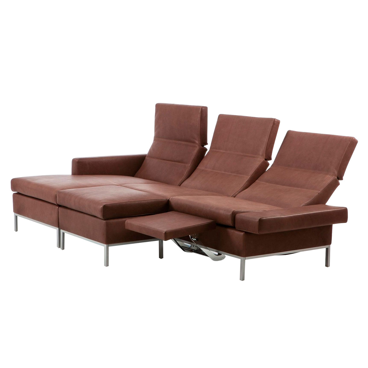 Leicht schräge Sicht auf eine dunkelbraune Ledergarnitur mit Longchair links und Anstellsofa rechts. Die Rückenlehnen sind halb abgesenkt. Am Sitzplatz rechts außen ist eine Fußstütze vorgeklappt. Vor dem mittleren Sitzplatz ist ein Hocker angestellt.