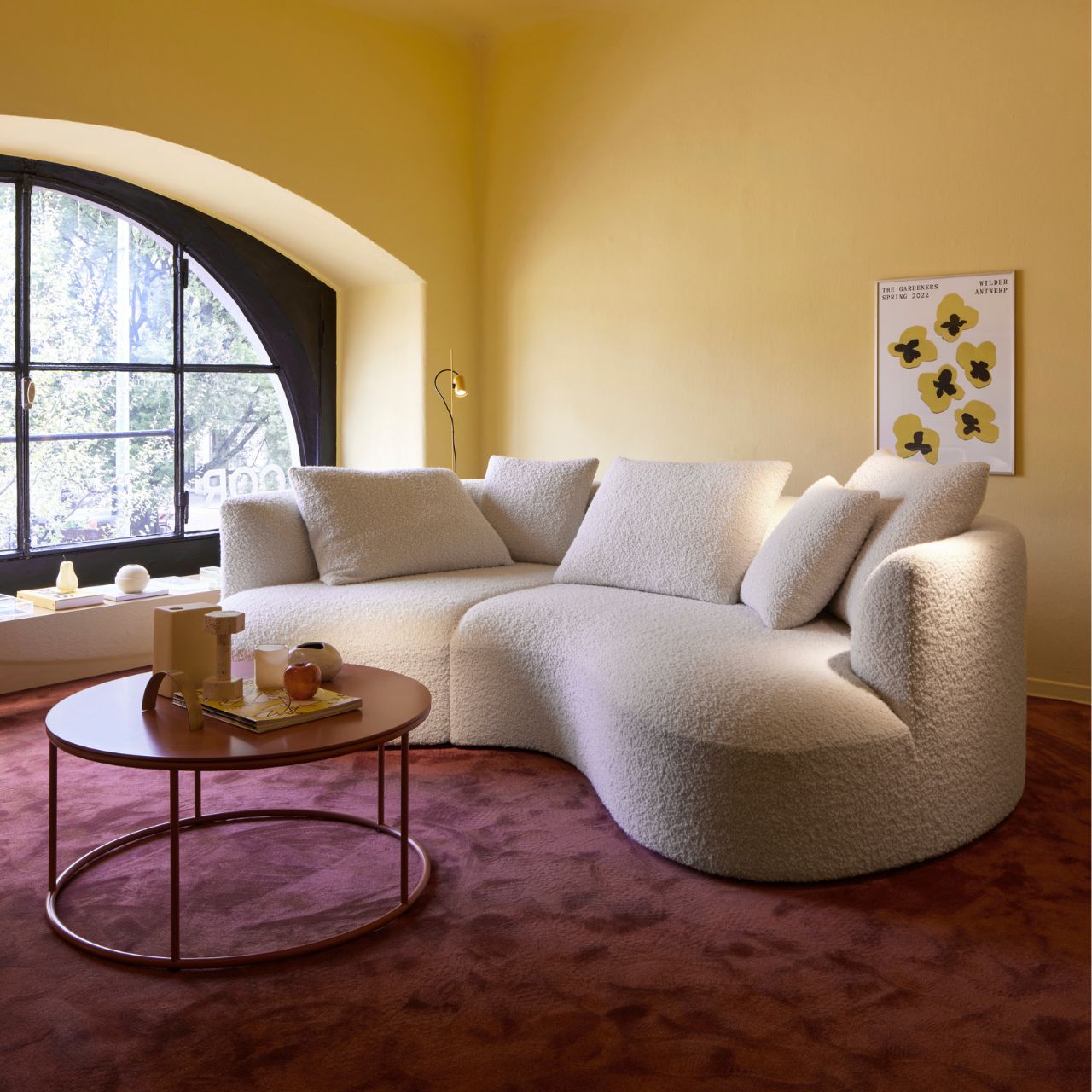 Milieubild des Sofas mit hellem Stoffbezug und vielen Kissen