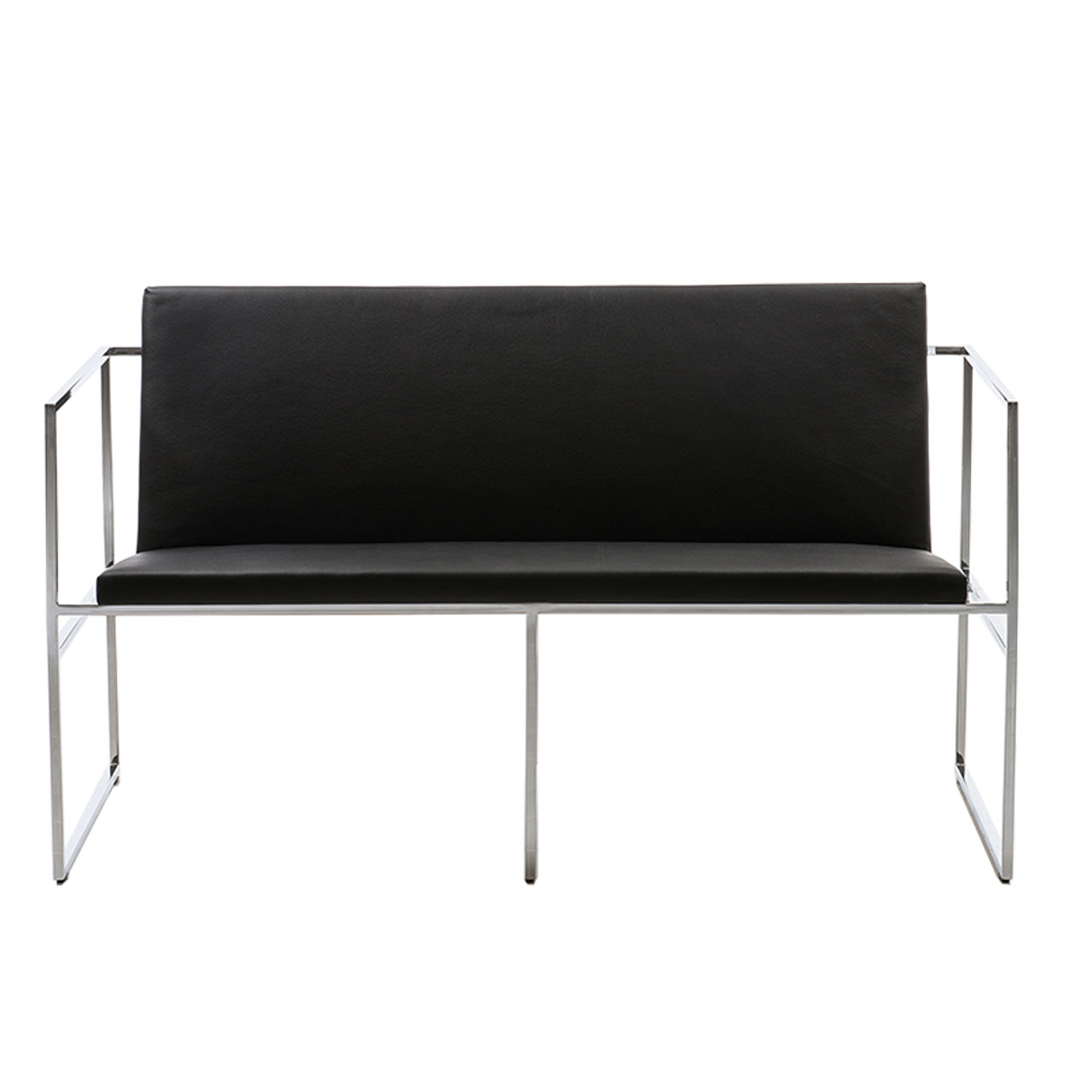 Ein graziles Sofa mit einem filigranen Untergestell aus chrom glänzenden Metall. Sitz- und Rückenfläche sind mit schwarzem Leder bezogen.