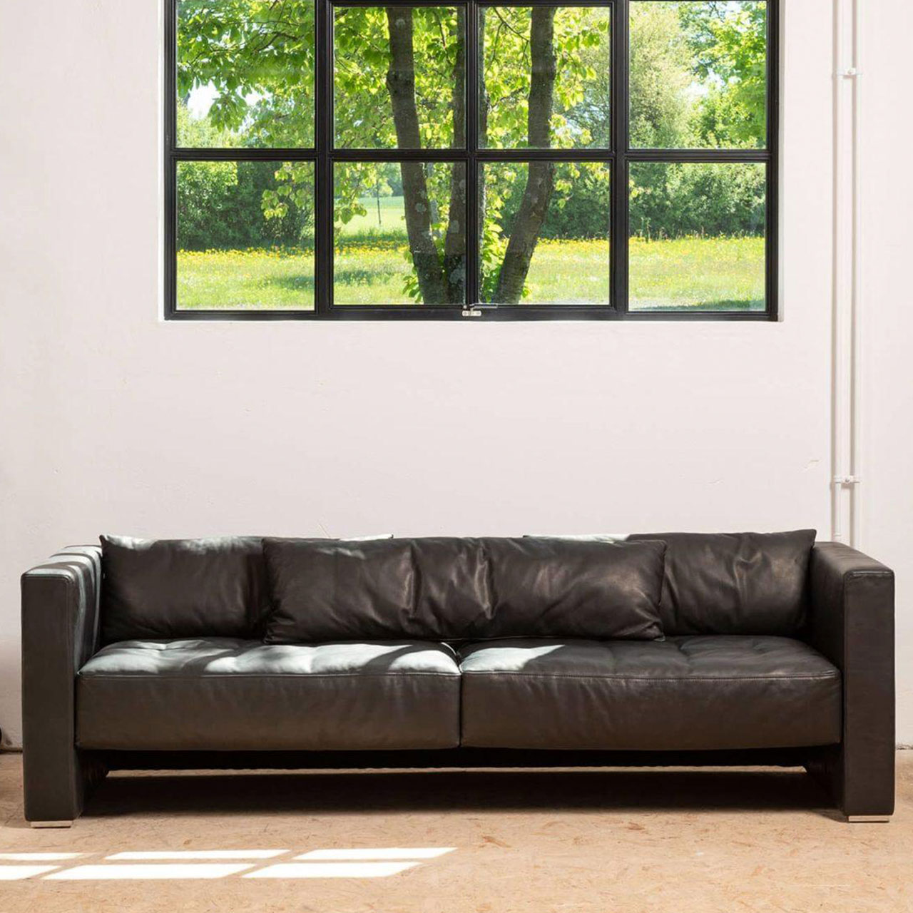 Dunkelbraunes Ledersofa.