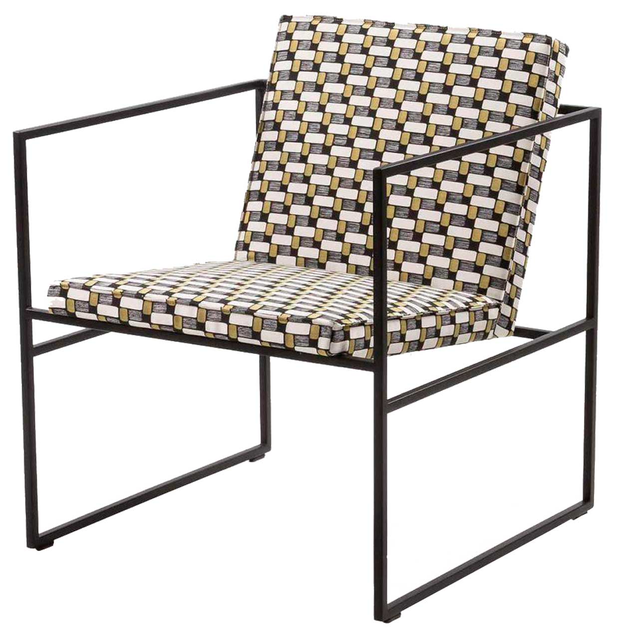 Filigraner Sessel mit gemustertem Stoff bezogen. Das Untergestell ist aus schwarzem Metall.