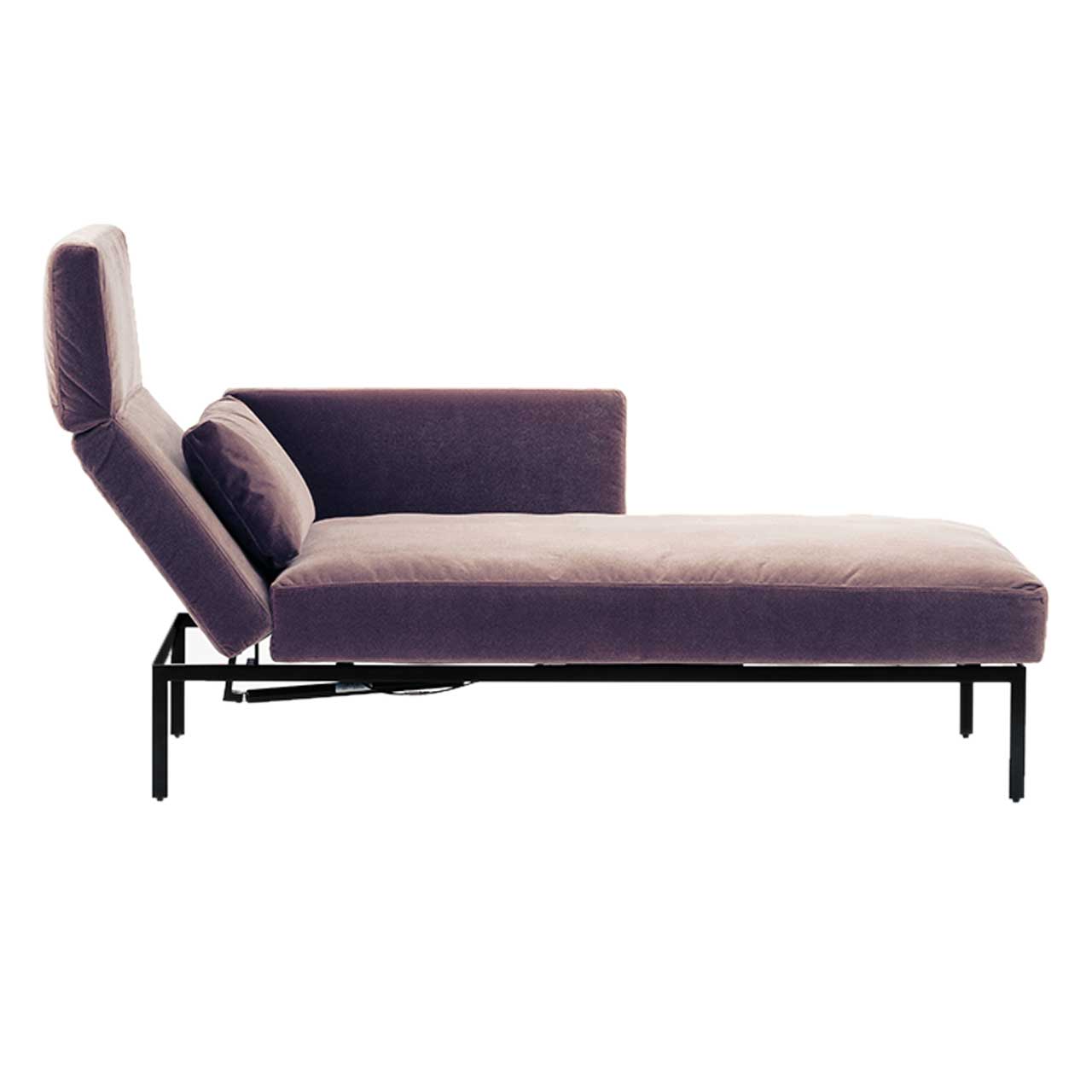 Seitenansicht auf Longchair in braunem Stoff mit Armlehne rechts der Serie roro medium soft.