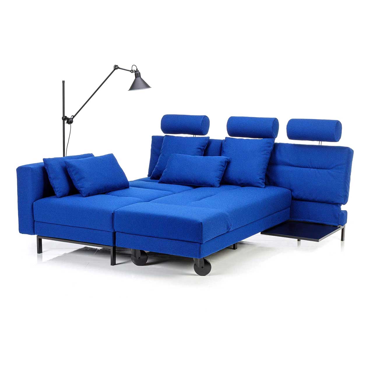 Blaue Eckgarnitur. Der schwenkbarem Longchair ist so angestellt, dass eine Liegefläche entstanden ist.