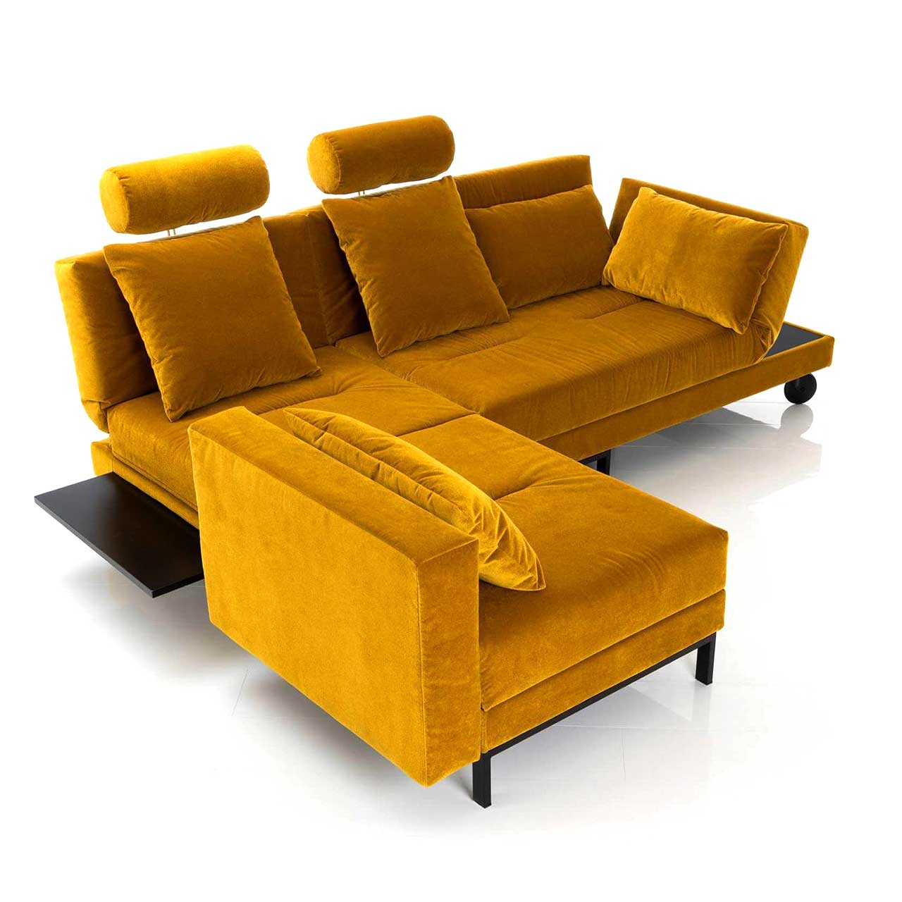 Eckgarnitur in gelbem Stoff mit schwenkbarem Longchair rechts.