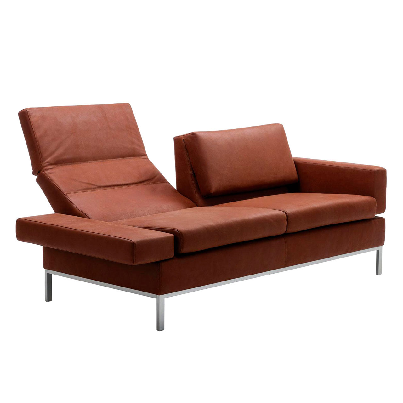 Rotbraunes Ledersofa mit Untergestell in chrom glänzend. Die linke Armlehne ist in die Waagrechte abgeklappt, die linke Rückenlehne halb abgesenkt.