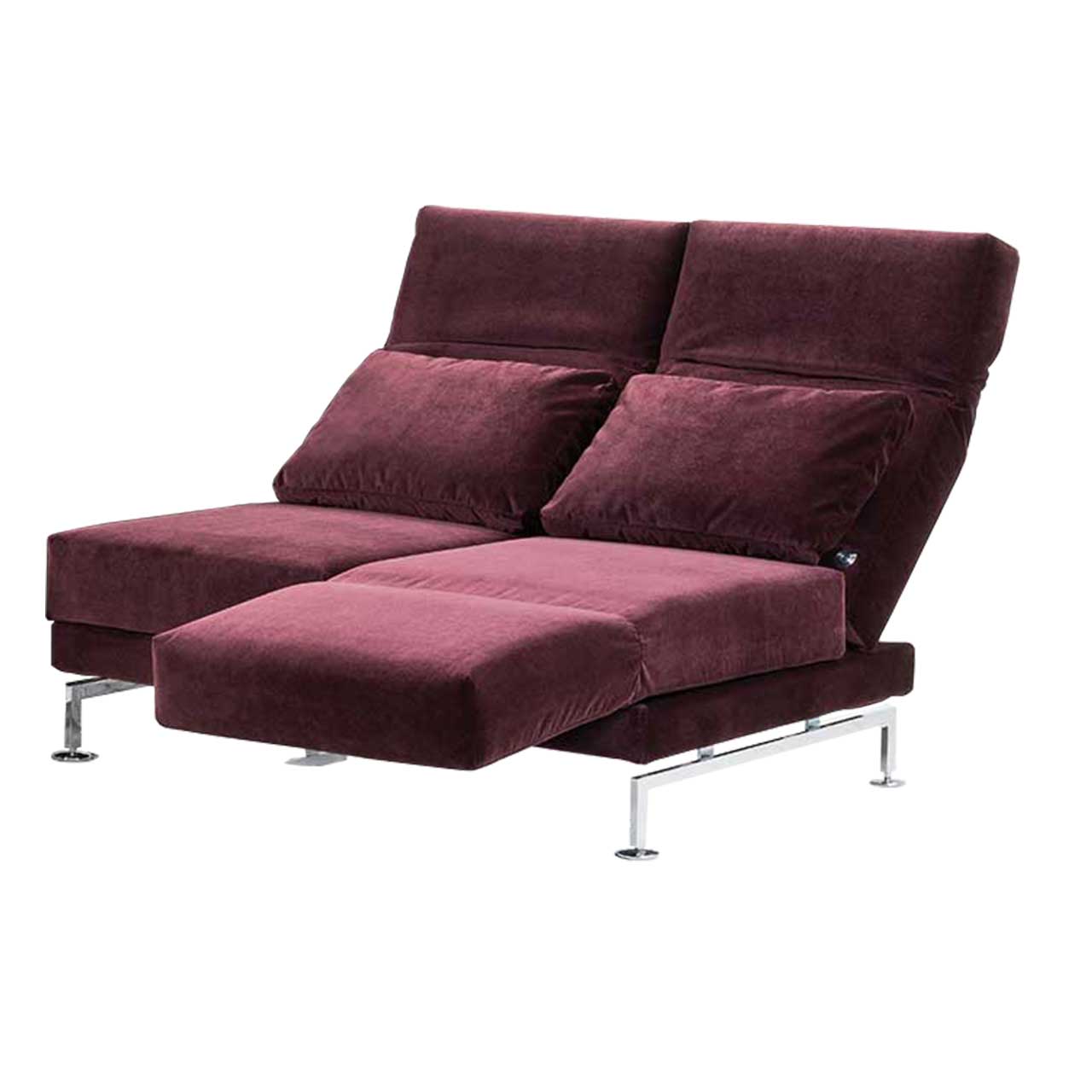 Anstellsessel mit 2 Sitzen in bordeauxrotem Stoff mit Armlehne rechts. Die Armlehne wurde zur Relaxposition vorgeschenkt, die Rücken sind leicht abgesenkt.