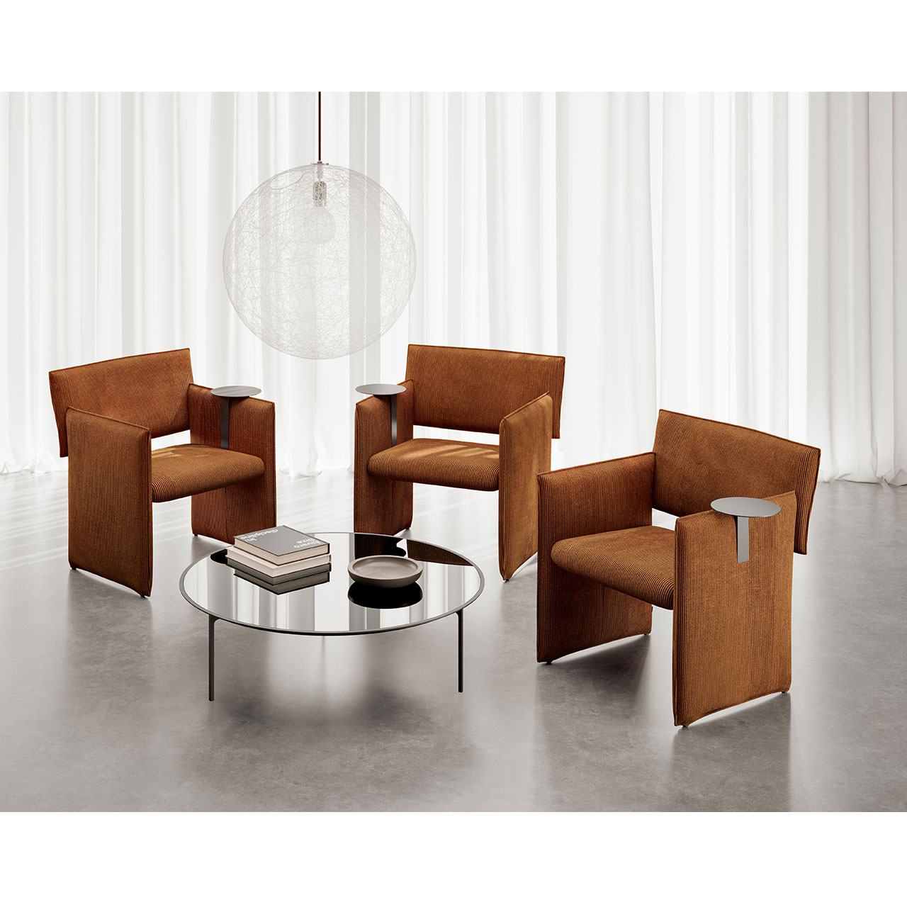 Drei Sessel mit gelbem Stoffbezug und aufgesteckten runden Tischflächen  vor einem runden Tisch