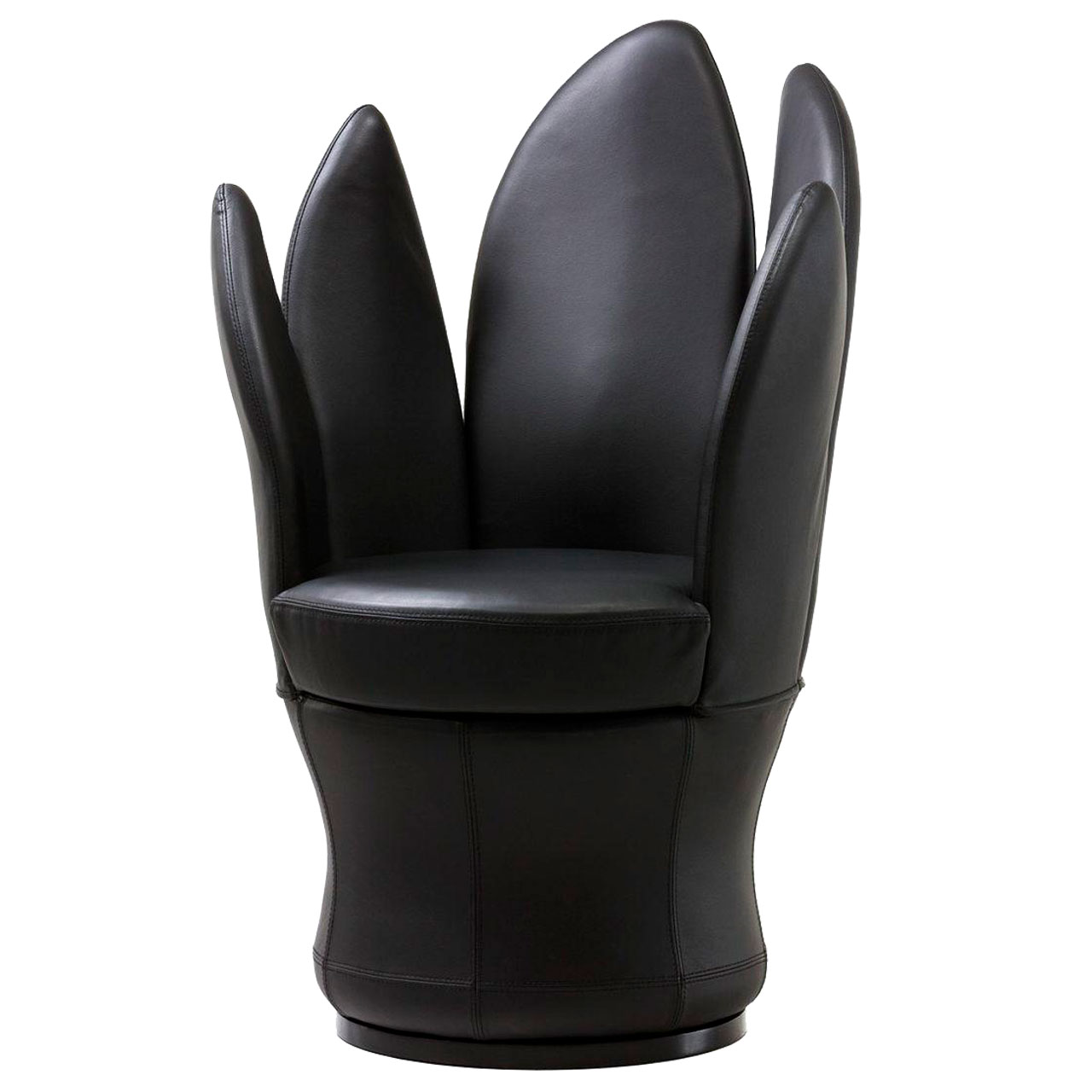 Ein Sessel in schwarzem Leder mit Drehteller als Basis. Der Sessel hat einen runden Sitz. Die Arm- und Rückenlehnen bestehen aus fünf blattartige Elementen, so dass sie an Blütenblätter erinnern.