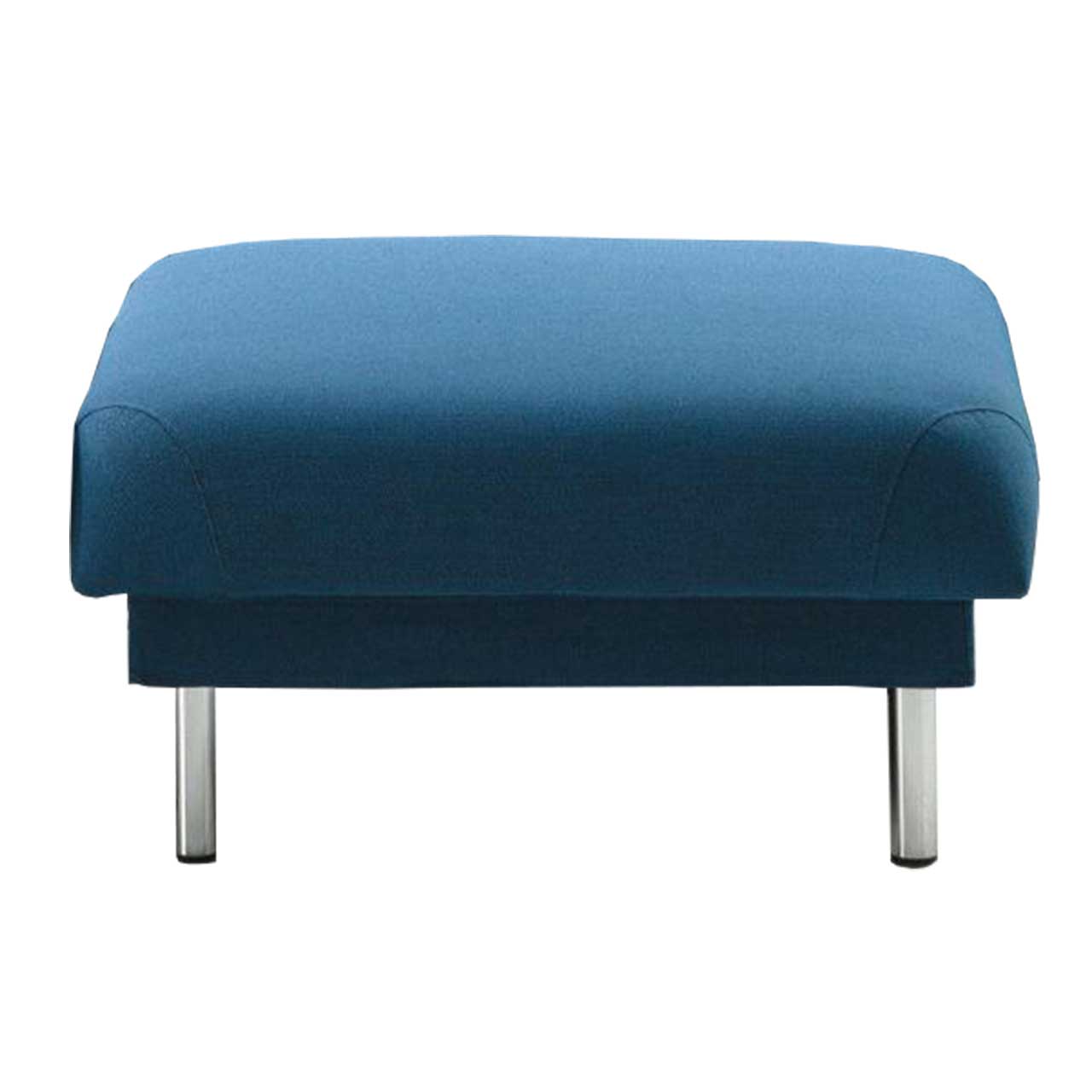 Quadratischer Hocker mit Füßen in chrom glänzend, mit blauem Stoff bezogen.