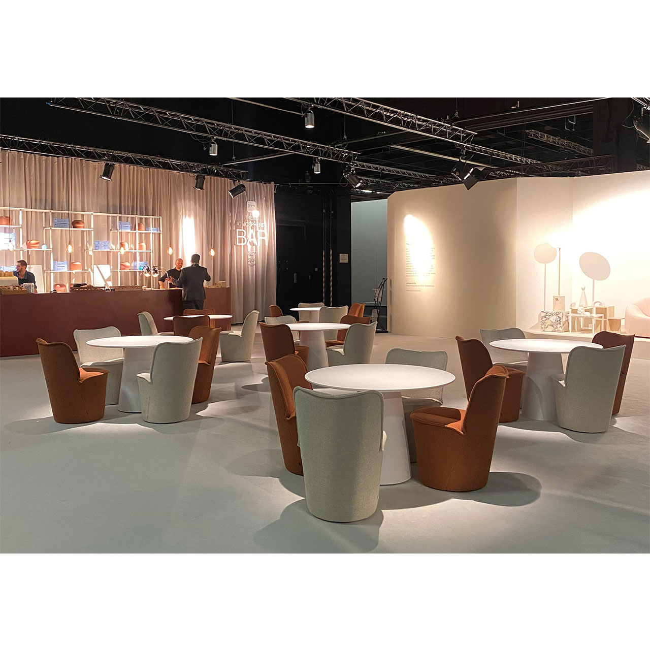 Nenou Sessel an runden Tischen in einem Hotel oder Bistro