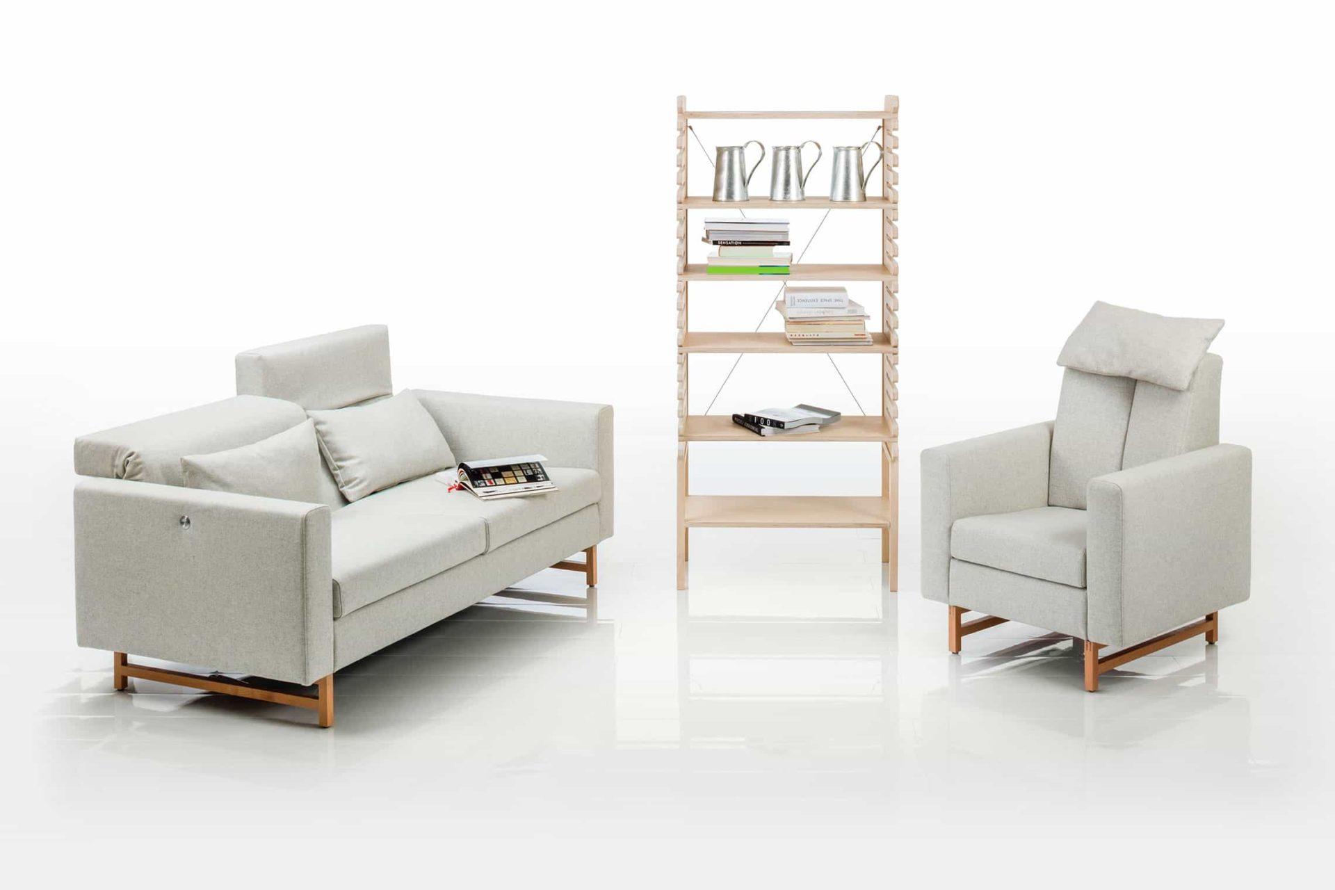 Ambientebild: brühl embrace Sofa und Sessel  in hellem Stoff mit Holzkufen.