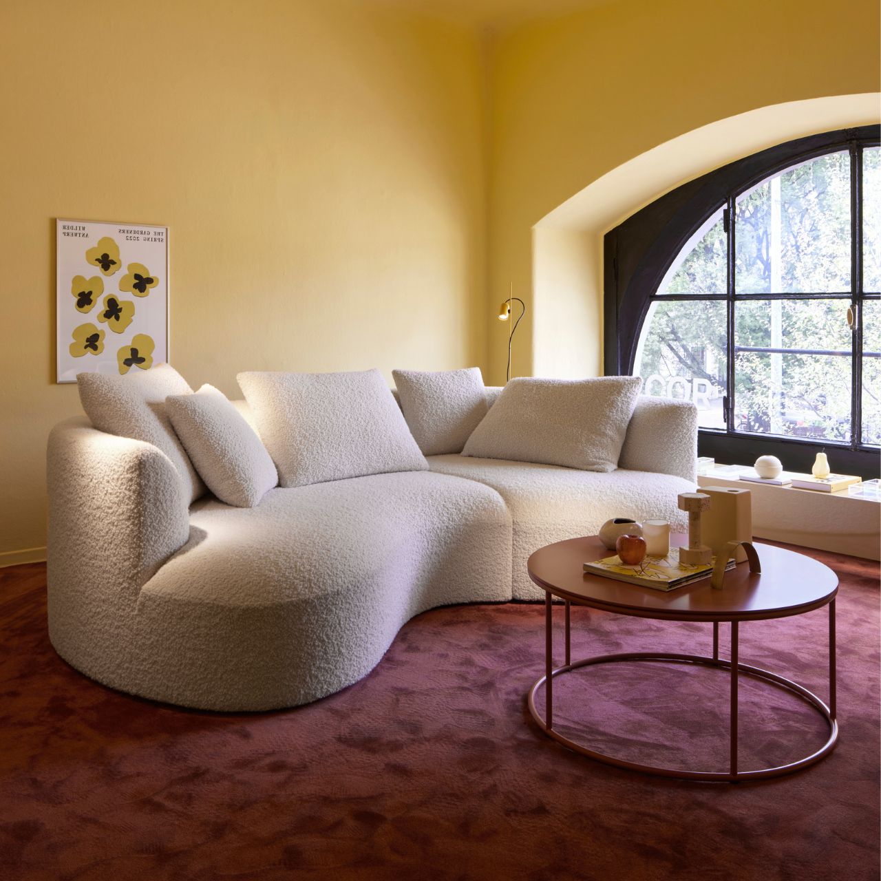 Milieubild des Sofas mit hellem Stoffbezug und vielen Kissen