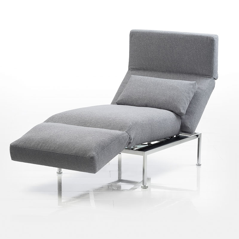 Zur Liegeposition umgeschwenkter Sessel in grauem Stoff mit Untergestell in Edelstahl.