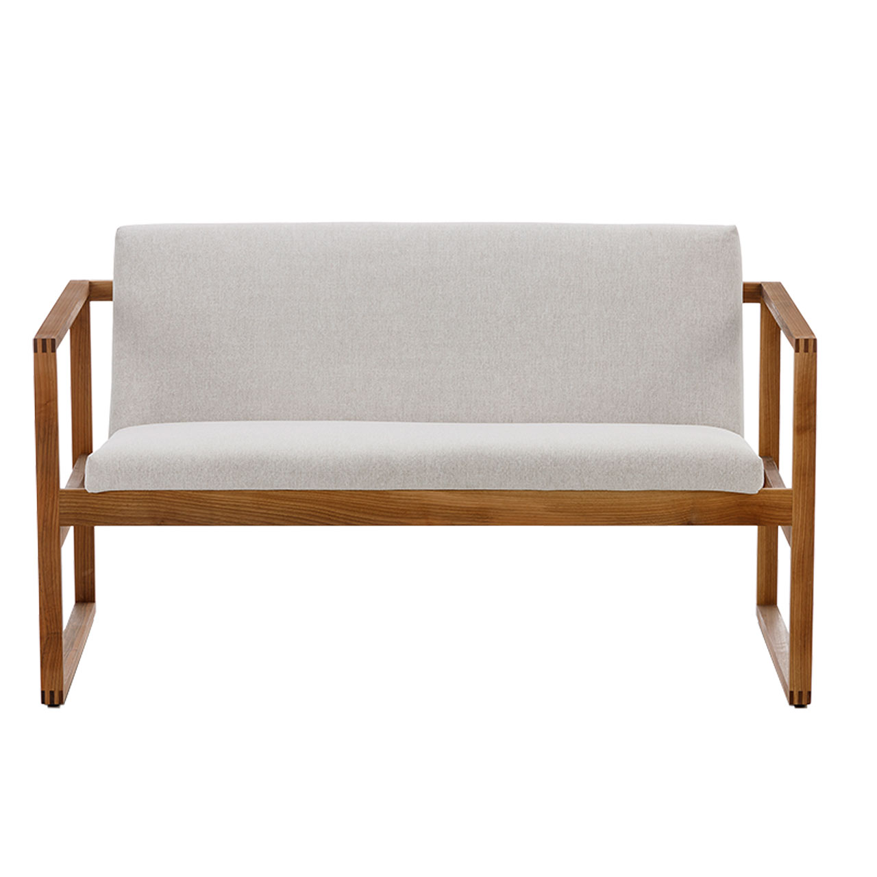 Eine Sitzbank mit Rückenlehne. Das Untergestell ist aus warmem Holz gefertigt. Sitz- und Rückenfläche sind mit einem naturweißen Stoff bezogen.