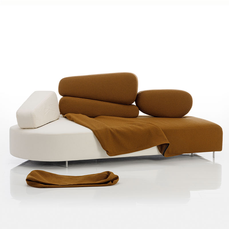 Sofa mosspink in braunem Stoff. Das Sofa ist nur zur Hälfte bezogen.