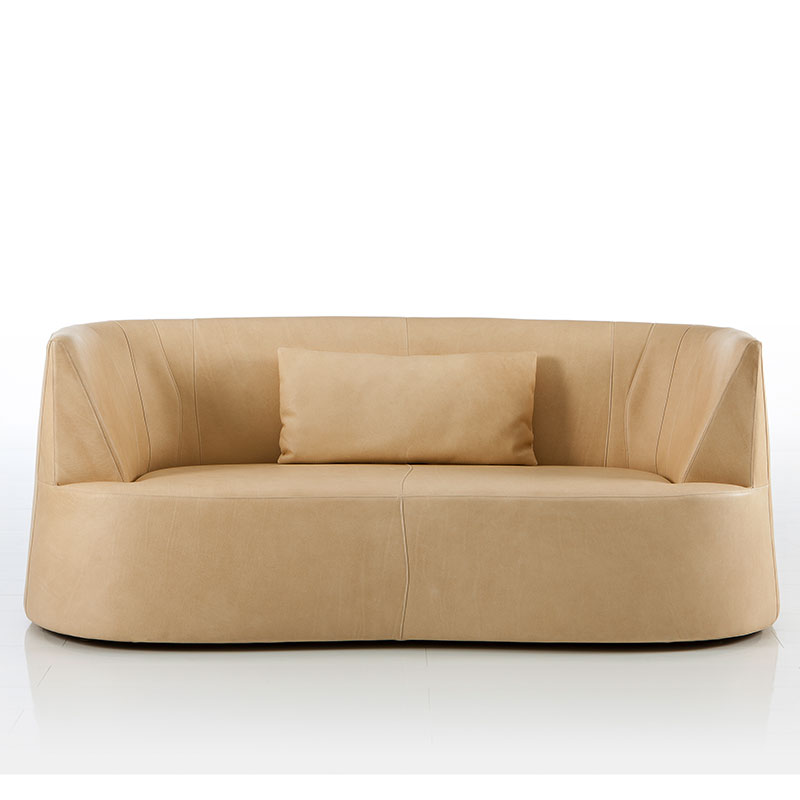 Cremefarbenes Sofa mit A-Silhouette in Leder mit Mittelnaht. 