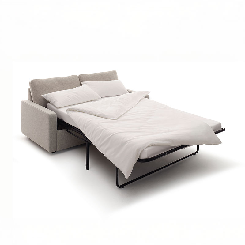 Ausgezogenes Schlafsofa, bezogen in beigem Stoff.