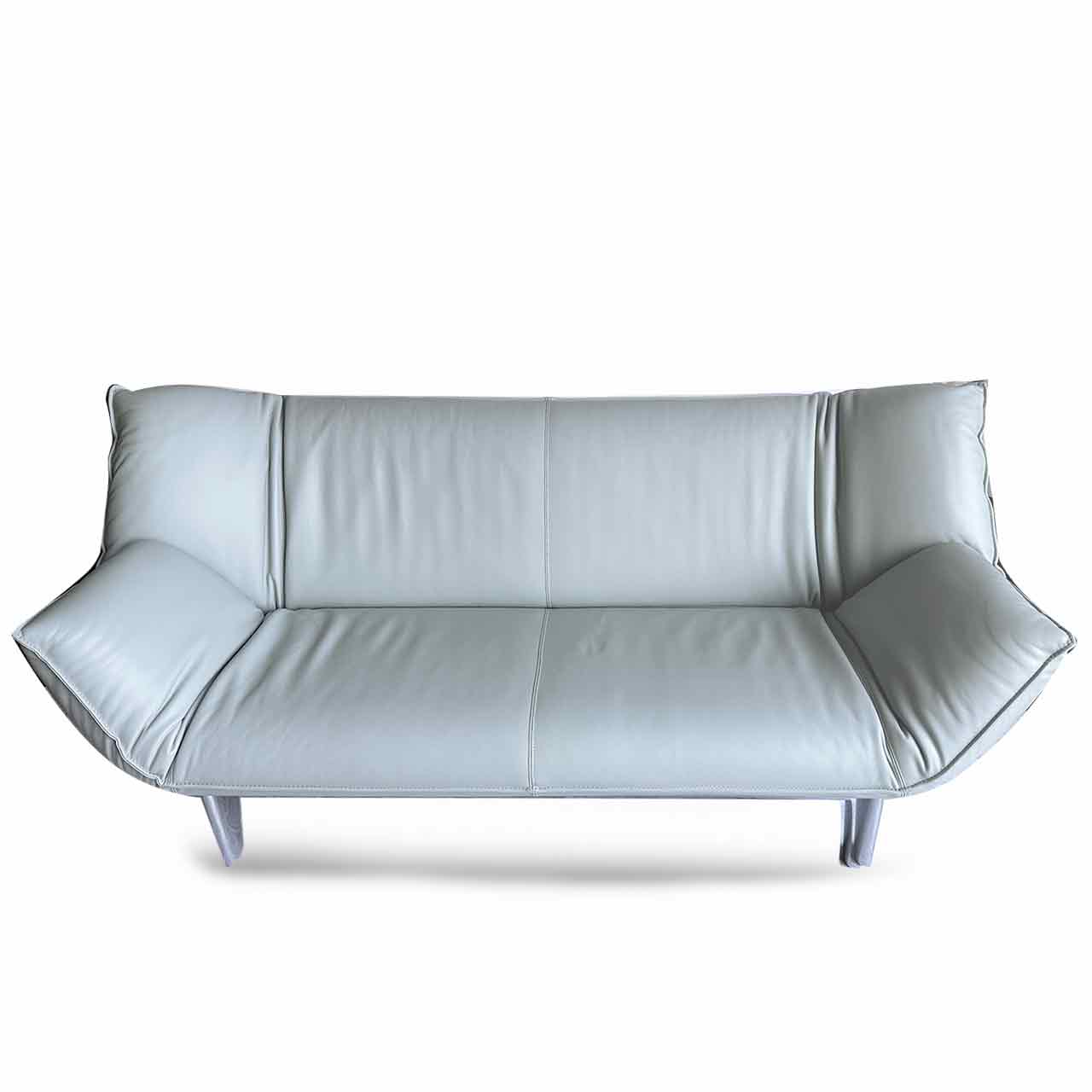 Sofa mit glänzenden Alufüßen aus hellem Leder