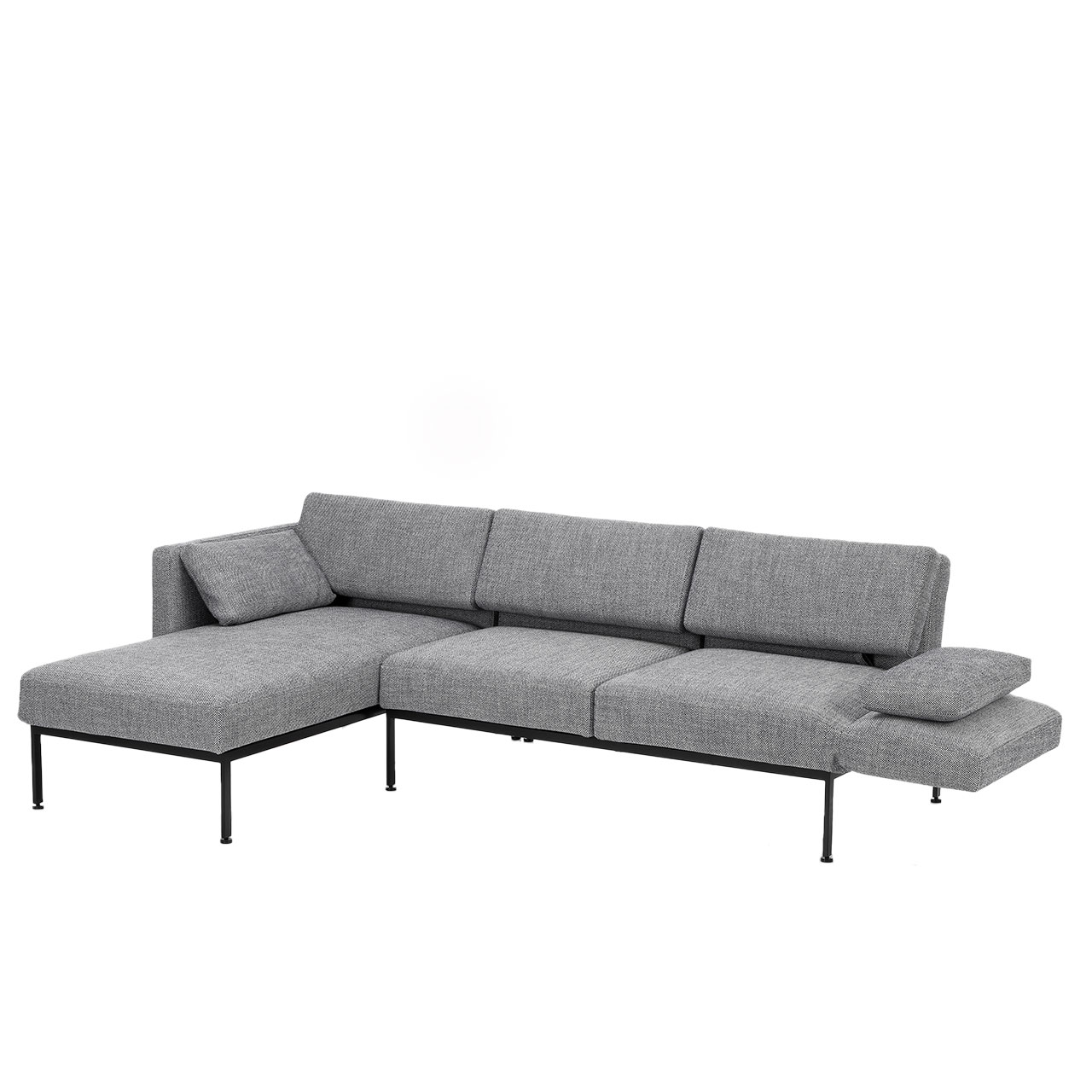 Eckgarnitur der Serie brühl roro medium spring mit Longchair links und Anstellsofa rechts in grauem Stoff.