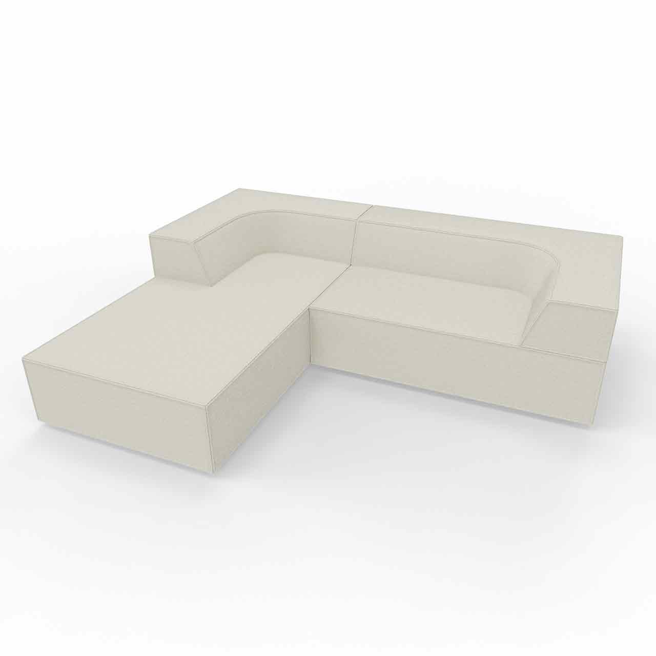 Polsterecke aus hellem Stoff: Das längere Element mit kurzer Rückenlehne links als Ottomane, rechts kürzeres Element mit längerer Rückenlehne als Sitzfläche.