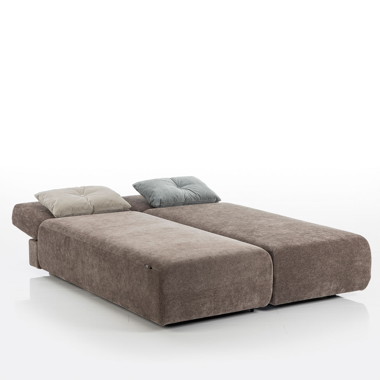 Bodennahes braunes Eckofa mit Longchair links und Drehsofa rechts. Das Drehsofa ist zum Longchair vorgeschwenkt.