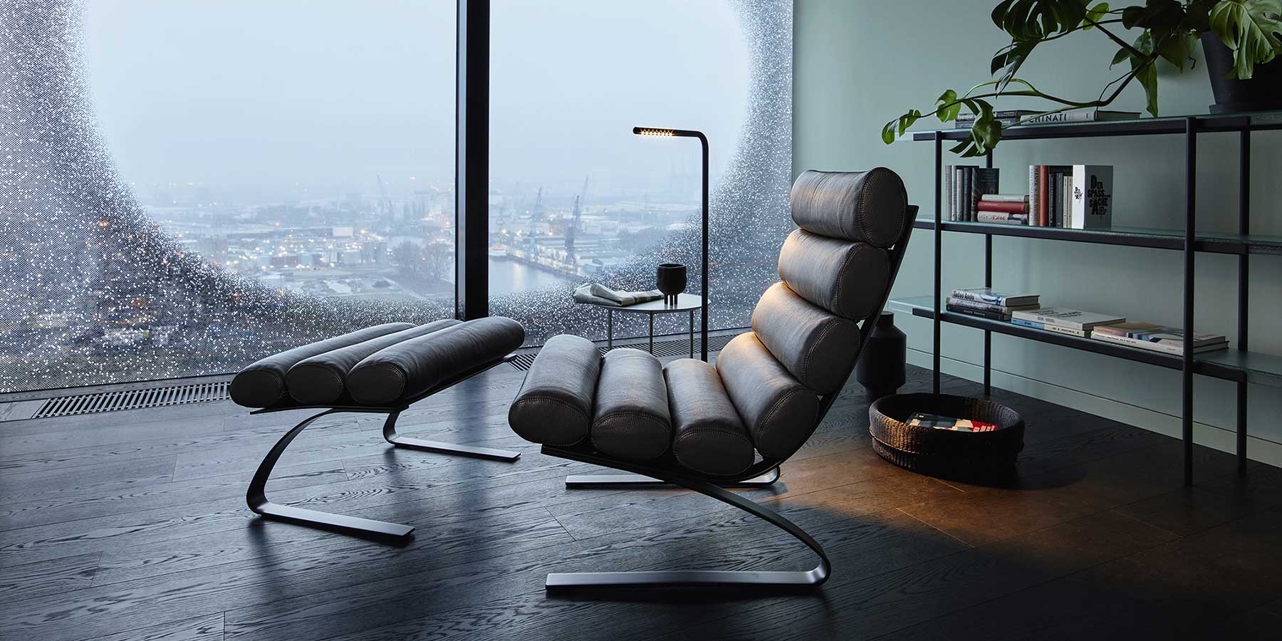 Schwarzer Ledersessel mit passendem Hocker