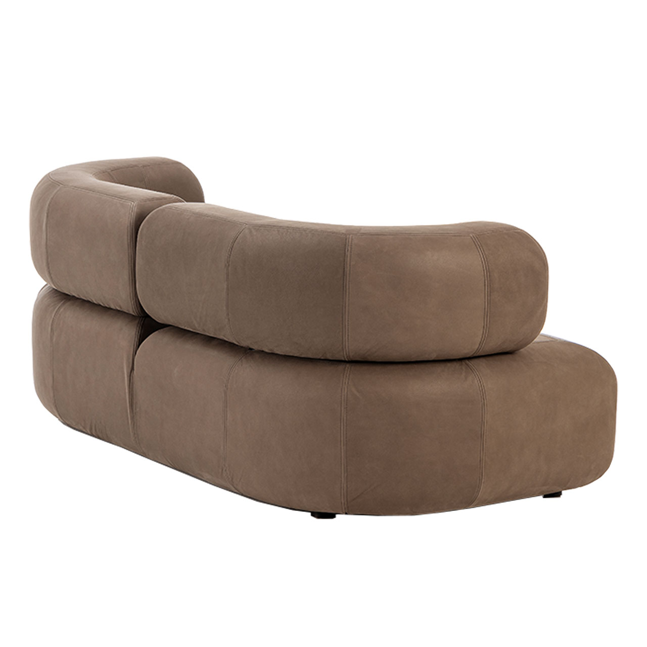 Seitenansicht auf ein braunes Ledersofa. Das Sofa ist bodentief. Die Armlehnen sind kurz und reichen nicht bis an die Sitzkante.